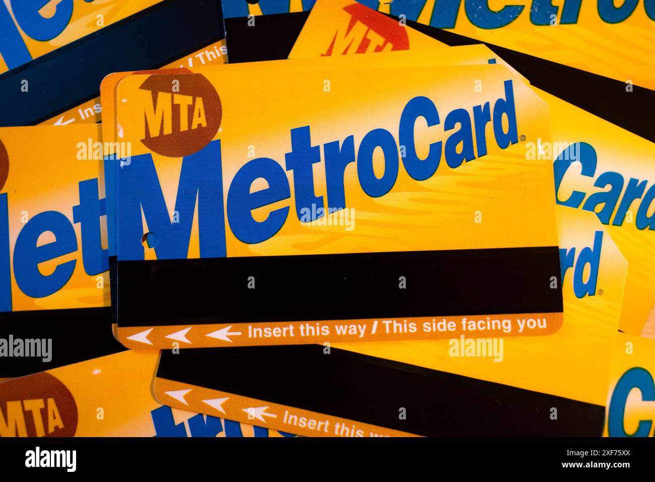 New York, New York, USA. Juli 2024. Die MTA New York City Transit MetroCard, eine ehemalige elektronische Aufladekarte, die die Pendler von New Yorker über die Drehkreuze des NYC Subway-Systems ziehen würden. Die Metrocard wurde in den späten 90er Jahren eingeführt und beginnt, durch das neue OMNY-System der MTA, das von Cubic entwickelt wurde, auslaufen zu lassen. Die MTA schätzt, dass Fahrpreisflucht und Drehkreuz-Hopping die zahlenmäßig knapp gewordene Agentur Milliarden Dollar an verlorenen Einnahmen Kosten. (Kreditbild: © Taidgh Barron/ZUMA Press Wire) NUR REDAKTIONELLE VERWENDUNG! Nicht für kommerzielle ZWECKE! Stockfoto