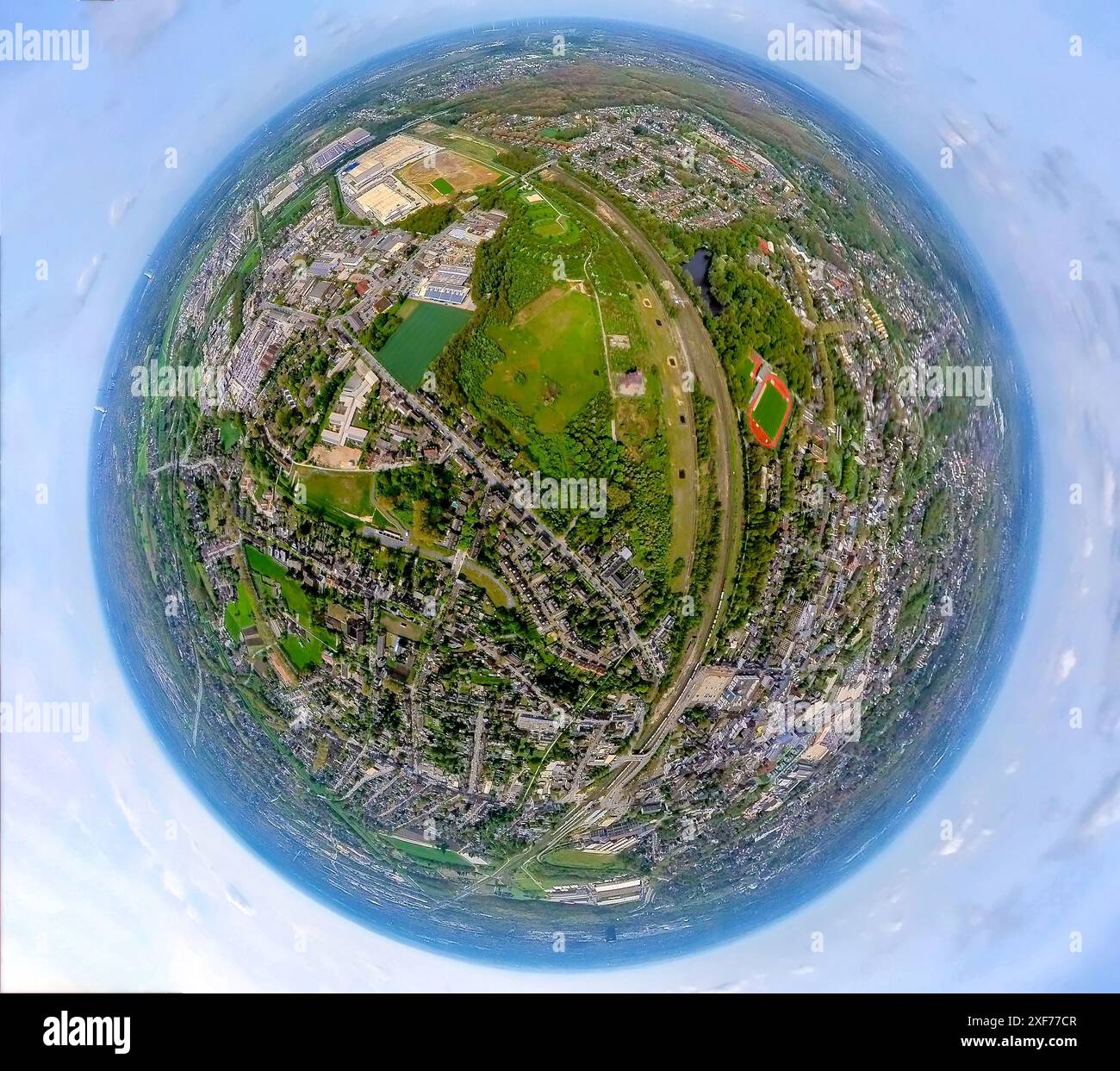 Aus der Vogelperspektive, Zeche Sterkrade, Zeche und historisches Pithadrahmenschacht 1, Eisenbahngleise und Güterzug, Volkspark Sterkrade mit Fußball Stockfoto