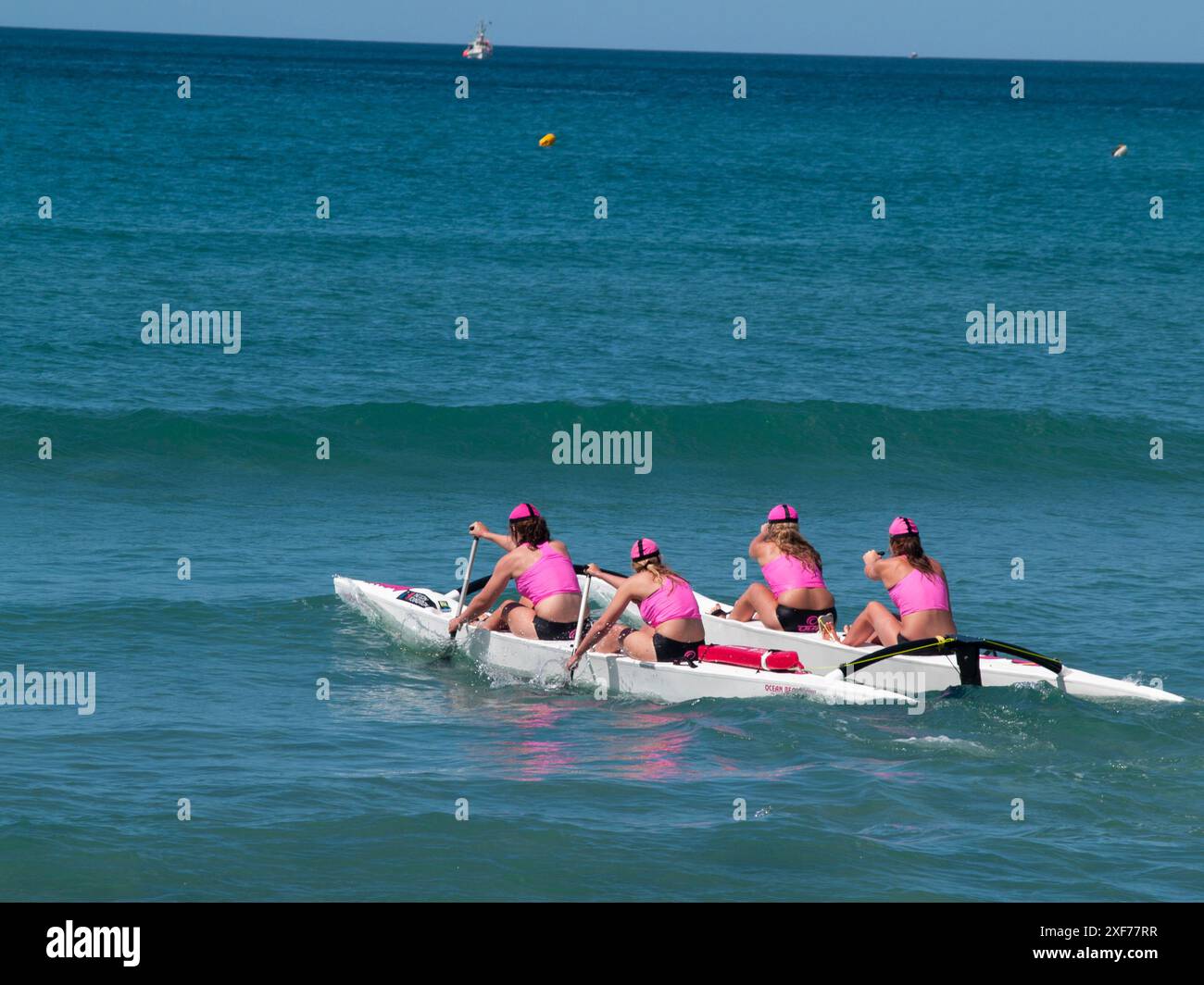 Tauranga Neuseeland - 28. Januar 2012; Surf-Kanufahrer-Paddlerinnen auf dem Weg zum Surf-Club-Event am Mount Maunganui Surf Lifesaving Competition. Stockfoto