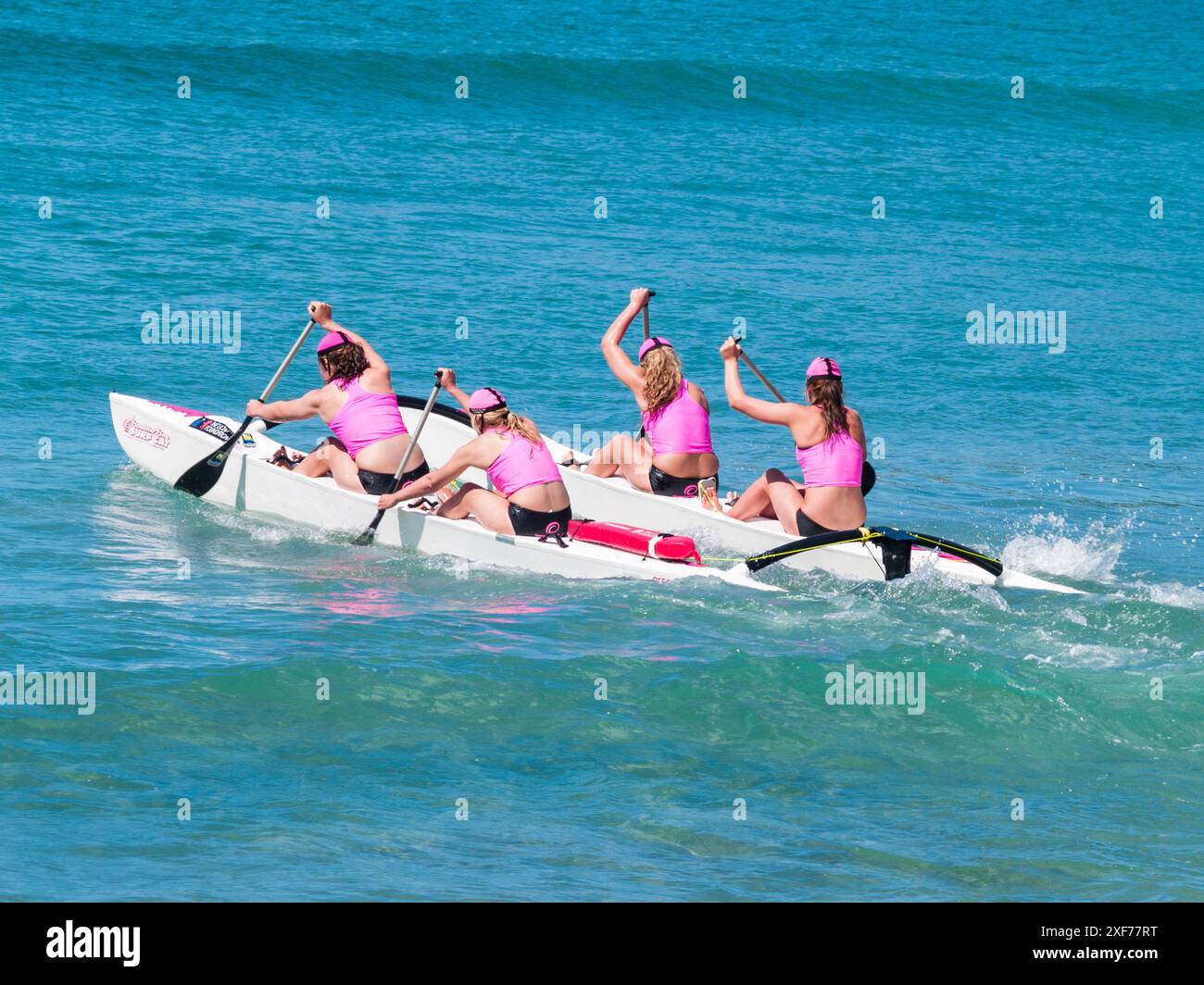 Tauranga Neuseeland - 28. Januar 2012; Surf-Kanufahrer-Paddlerinnen auf dem Weg zum Surf-Club-Event am Mount Maunganui Surf Lifesaving Competition. Stockfoto