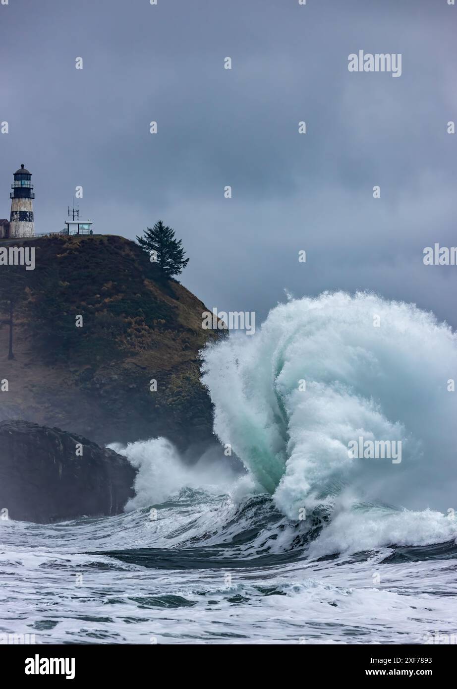 Die Wellen stürzen unter dem Leuchtturm im Cape Desappointment State Park, Washington State, USA. Stockfoto