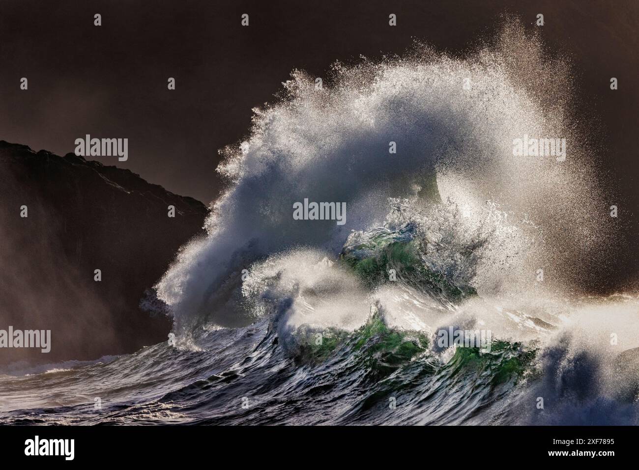 Wellen brechen im Cape Desappointment State Park im US-Bundesstaat Washington ab. Stockfoto