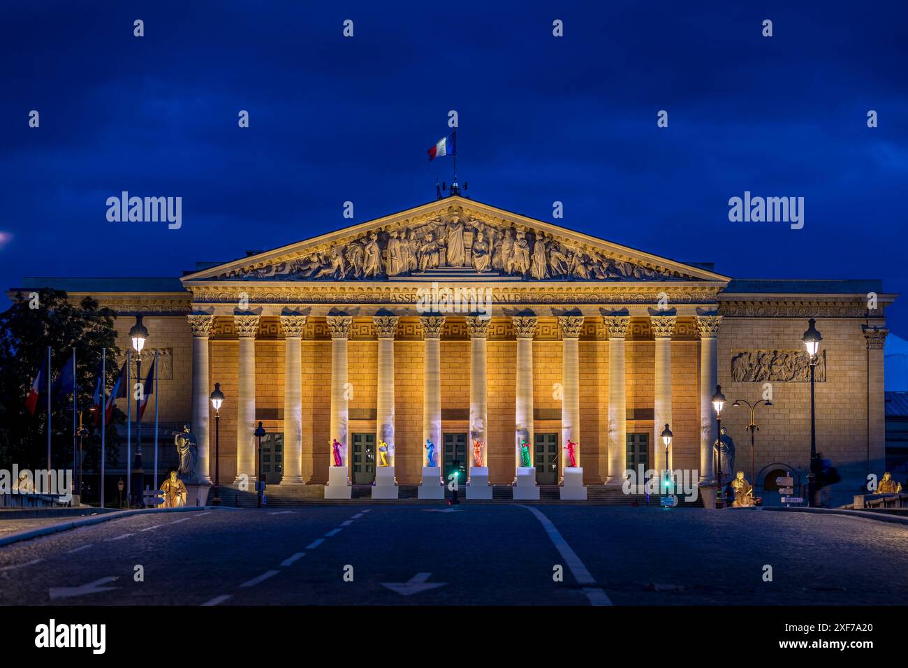 Paris, Frankreich - 1. Juli 2024: Die Nationalversammlung - Palais Bourbon mit sechs Skulpturen, die den Olympismus auf seinen Stufen darstellen, um Sport und Ar zu feiern Stockfoto