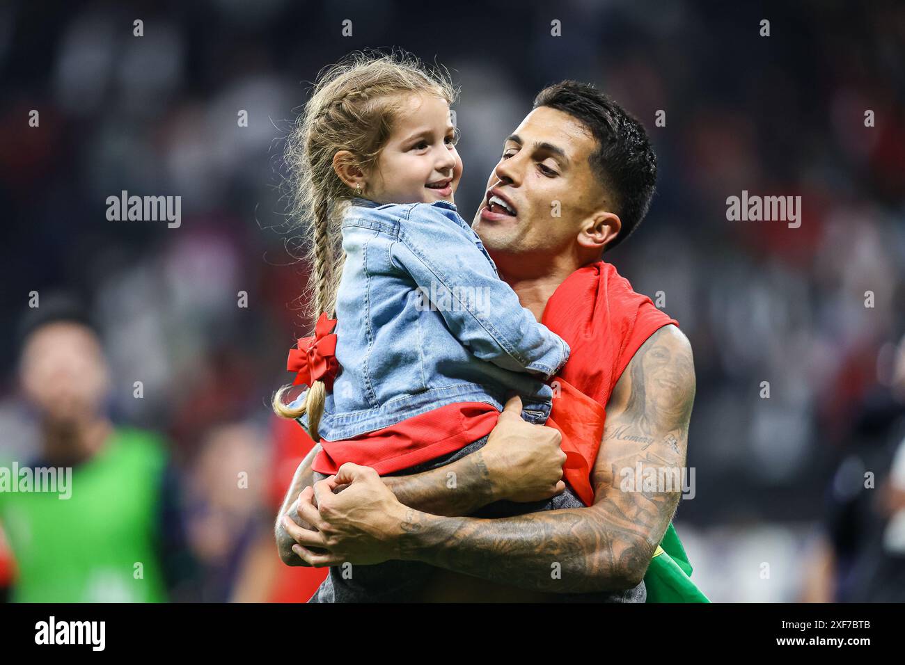 Portugal gewinnt im Elfmeterschiessen gegen Slowenien. Mega Jubel im Portogiesischem Team Joao Pedro Cavaco Cancelo (Portugal, #20) mit seinem Kind GER, Portugal (POR) vs. Slowenien (SVO), Fussball Europameisterschaft, UEFA EURO 2024, Achtelfinale, 01.07.2024 Foto: Eibner-Pressefoto/Roger Buerke Stockfoto