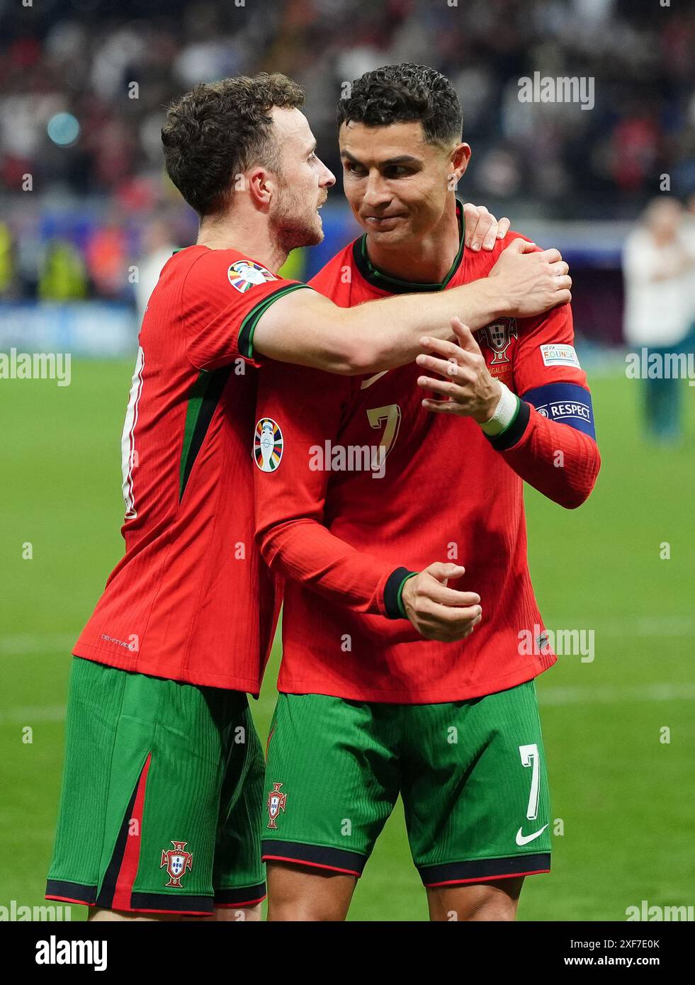 der-portugiese-cristiano-ronaldo-rechts-und-diogo-jota-feiern-nach