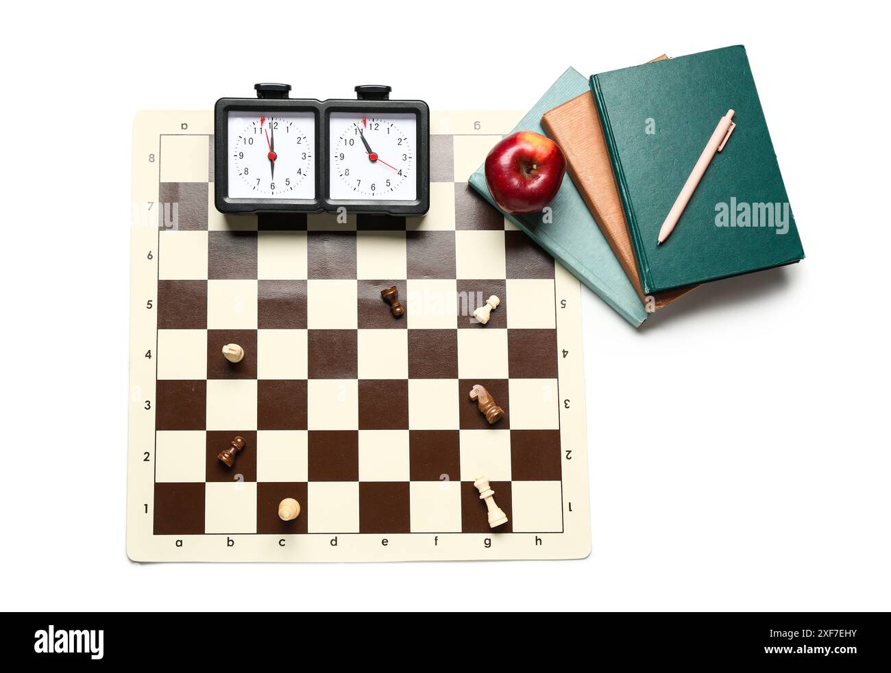 Komposition mit Schachbrett, Stücken, Uhr und Büchern auf weißem Hintergrund Stockfoto