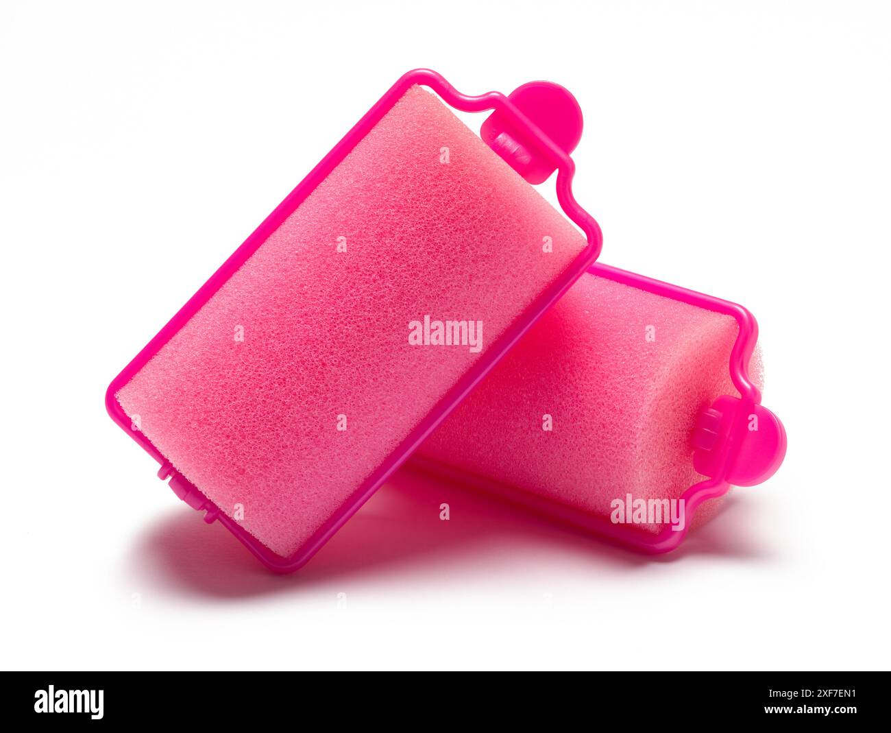 Zwei Haarrollen auf weiß. Stockfoto