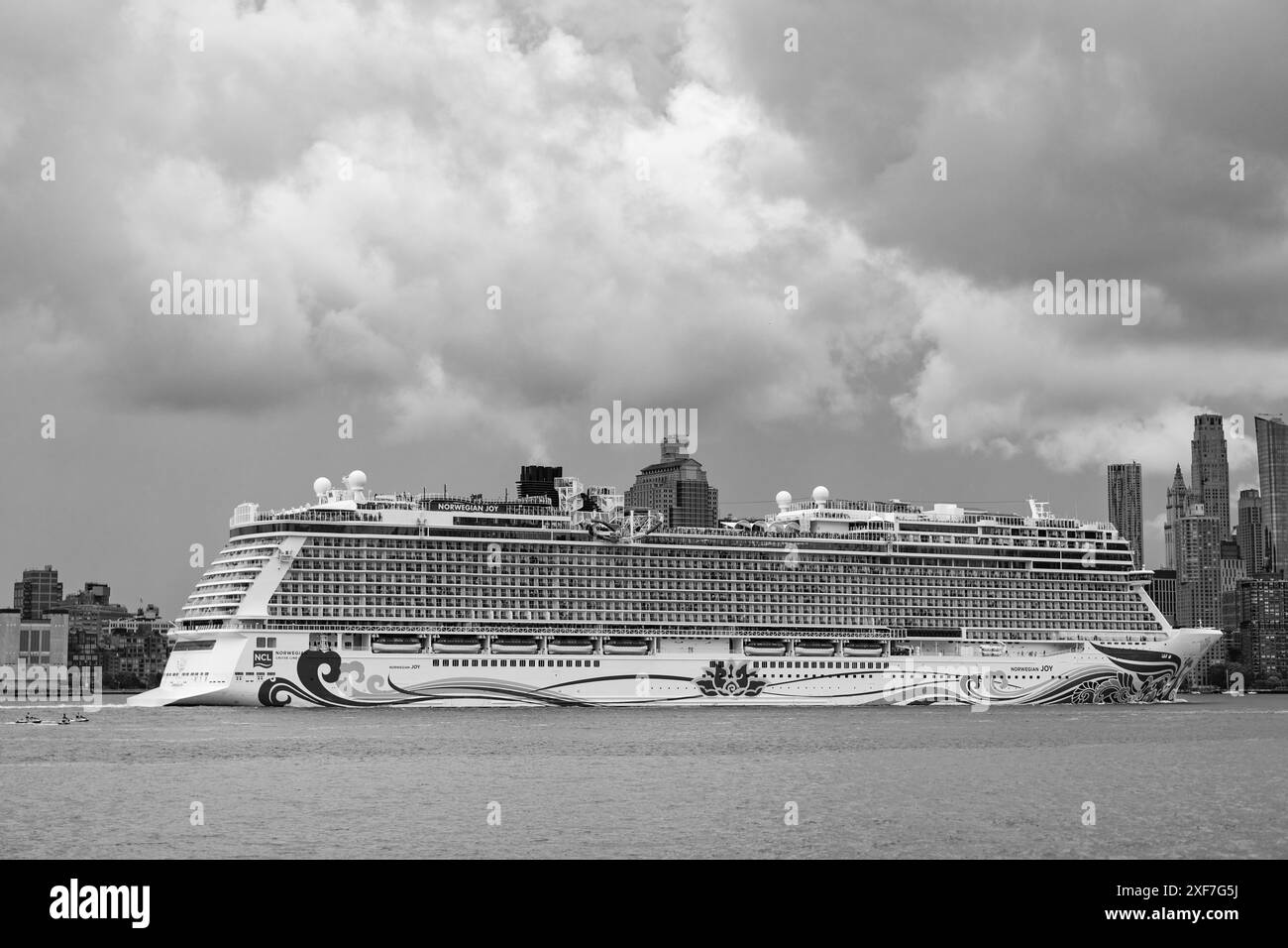 New York, USA - July11, 2023: Kreuzfahrtschiff Norwegian Joy Sailing neben Manhattan in New York. Skyline von New York Manhattan auf dem Hudson Stockfoto