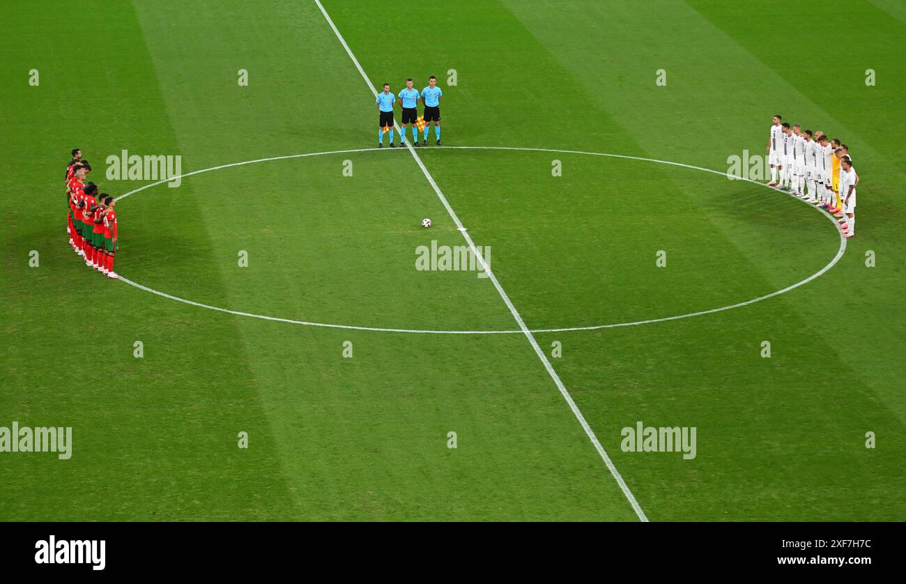 Hessen, Frankfurt, Deutschland. 02. Juli 2024, Hessen, Frankfurt/Main: Fußball, UEFA Euro 2024, Europameisterschaft, Portugal - Slowenien, Endrunde, Achtelfinale, Frankfurt Arena, die Spieler Portugals (l) und Sloweniens halten eine Schweigeminute vor Beginn des Spiels zu Ehren des verstorbenen ehemaligen portugiesischen Fußballspielers Manuel Fernandes. Foto: Torsten Silz/dpa Credit: dpa Picture Alliance/Alamy Live News Stockfoto