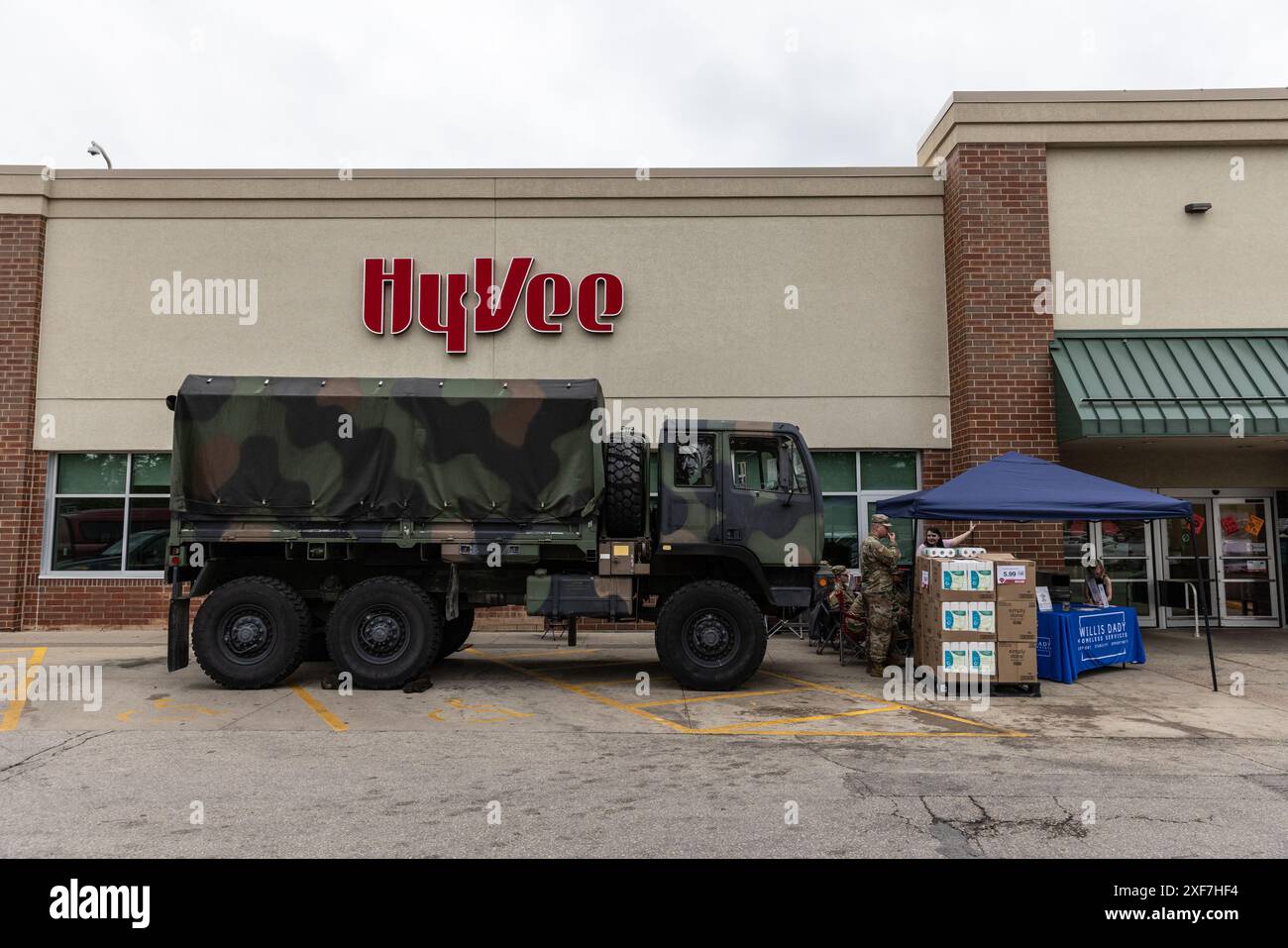 Soldiers of Company A, 334th Brigade Special Trupps Battalion, Iowa National Guard, arbeitete am 8. Juni 2024 mit Gemeindeorganisationen zusammen, um wichtige Vorräte für Veteranen und andere, die Obdachlosigkeit erlitten haben, zu sammeln. Dies war das zweite Jahr in Folge, in dem Unternehmen A an diesem Projekt teilnahm, das Teil einer umfassenderen Bemühungen der Iowa National Guard ist, sich in lokalen Gemeinden zu engagieren. (Foto der Nationalgarde der US-Armee von Sgt. 1st Class Jason Everett) Stockfoto