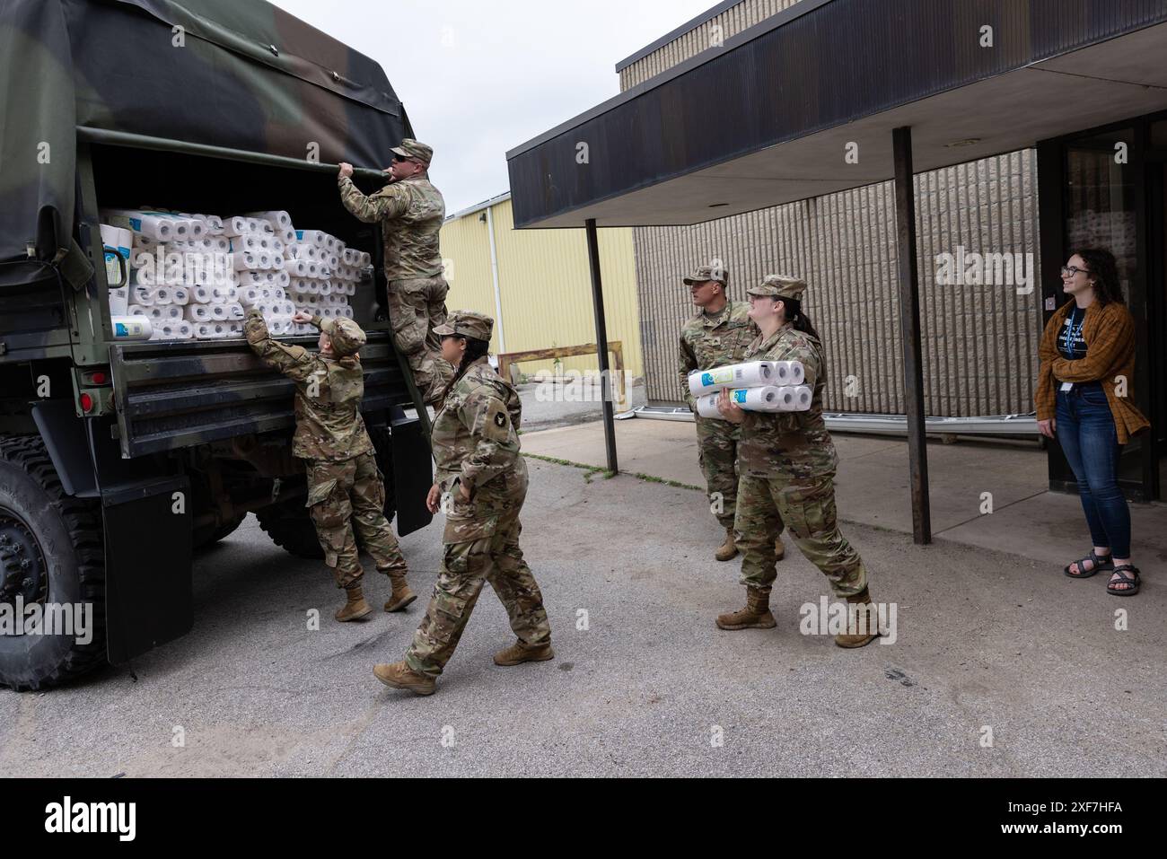 Soldiers of Company A, 334th Brigade Special Trupps Battalion, Iowa National Guard, arbeitete am 8. Juni 2024 mit Gemeindeorganisationen zusammen, um wichtige Vorräte für Veteranen und andere, die Obdachlosigkeit erlitten haben, zu sammeln. Dies war das zweite Jahr in Folge, in dem Unternehmen A an diesem Projekt teilnahm, das Teil einer umfassenderen Bemühungen der Iowa National Guard ist, sich in lokalen Gemeinden zu engagieren. (Foto der Nationalgarde der US-Armee von Sgt. 1st Class Jason Everett) Stockfoto
