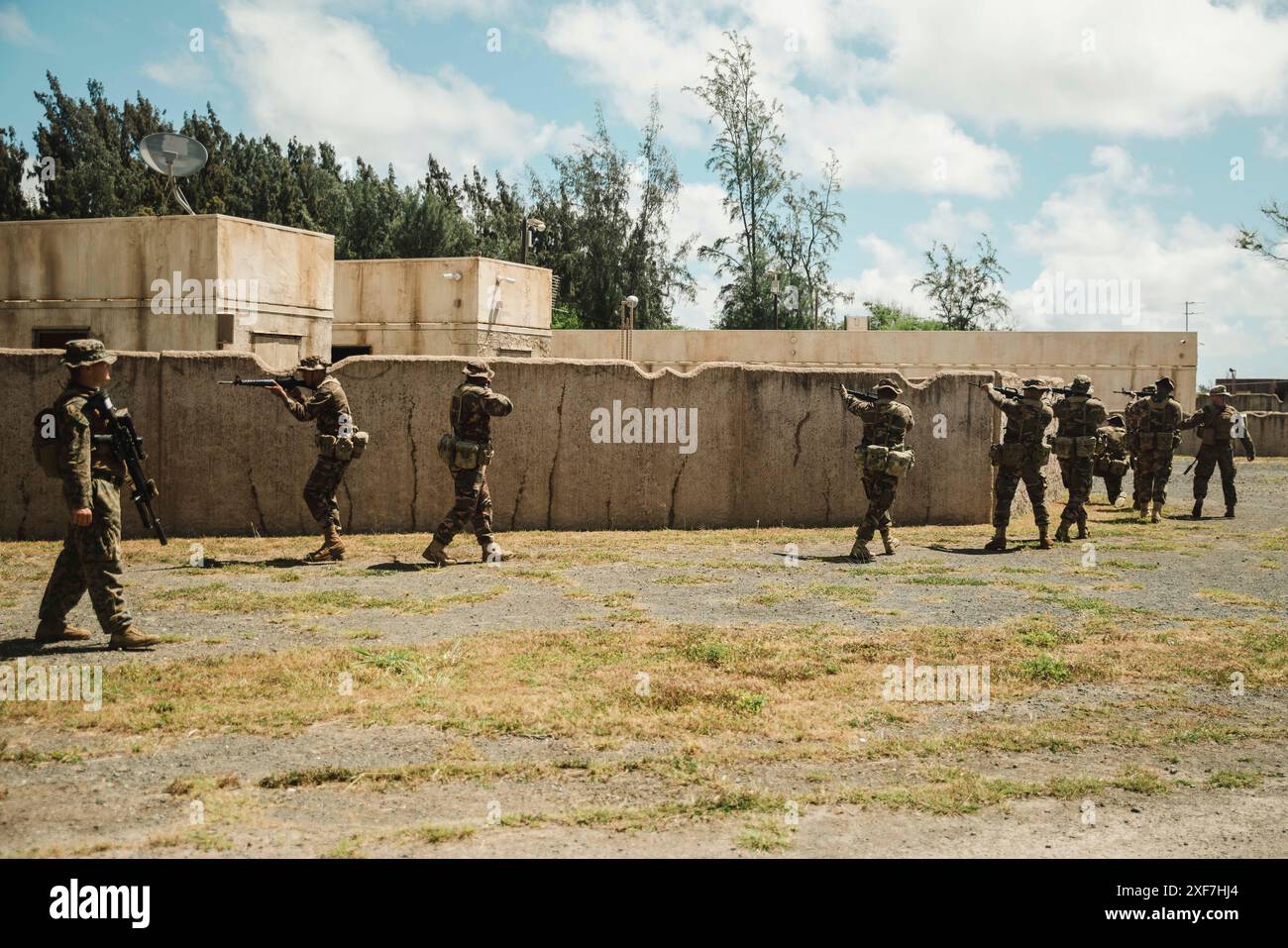 US-Marines, die der Bravo Company, Bataillon Landing Team 1/5, 15th Marine Expeditionary Unit, Patrouille mit Tongan Marines während einer städtischen Operation Subject Matter Experte Austausch im Marine Corps Training Area Bellows, Waimanalo, Hawaii, als Teil der Übung Rim of the Pacific (RIMPAC) 2024, 28. Juni 2024. 29 Nationen, 40 Überlandschiffe, drei U-Boote, 14 nationale Landstreitkräfte, mehr als 150 Flugzeuge und 25.000 Mitarbeiter nehmen vom 27. Juni bis 1. August auf den hawaiianischen Inseln Teil. RIMPAC ist die weltweit größte internationale maritime Übung und bietet eine einzigartige Trainingsmöglichkeit Stockfoto