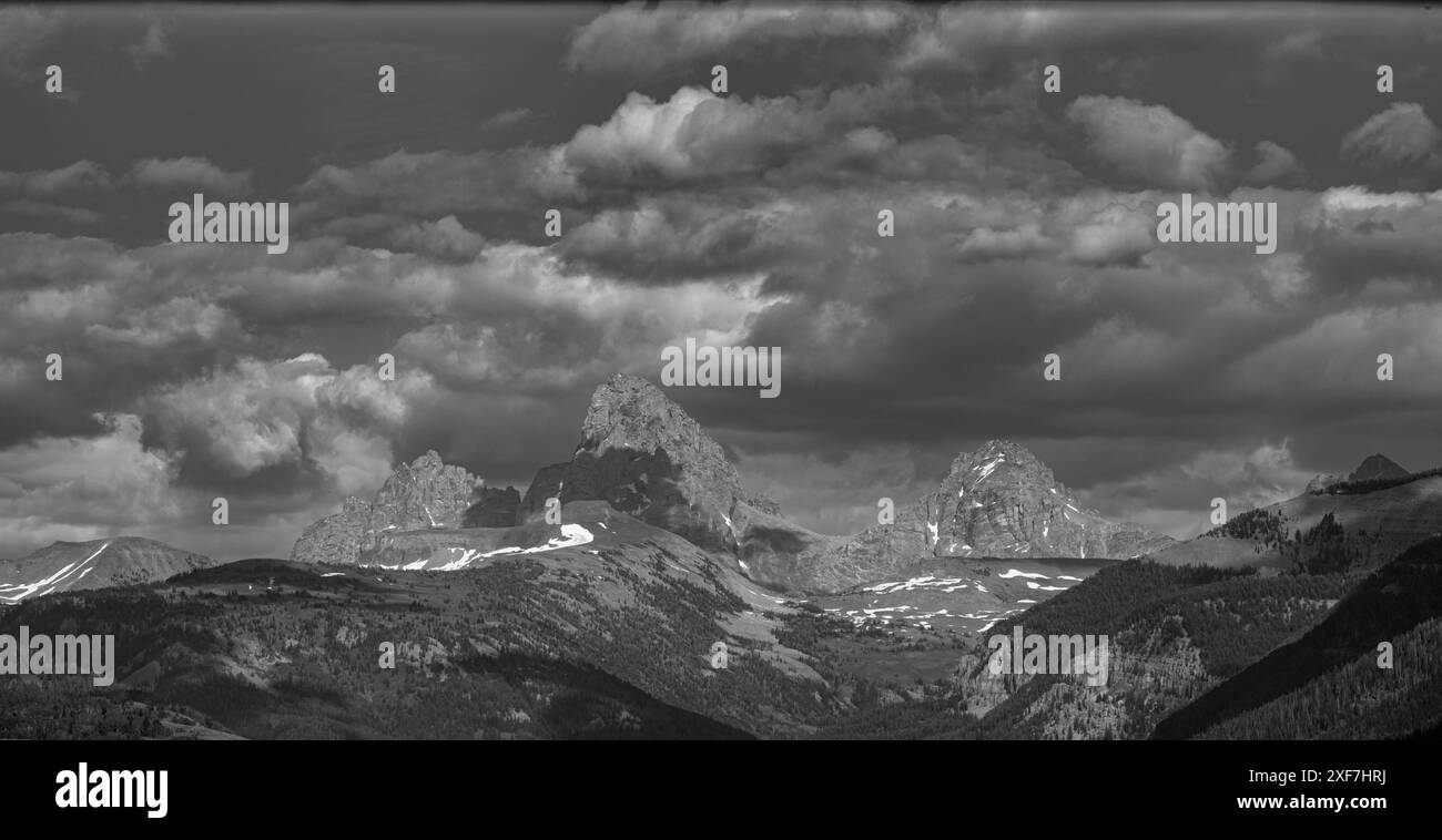 USA, Wyoming. Mount Owen, Grand und Middle Teton von Westen mit dramatischen Wolken. Stockfoto