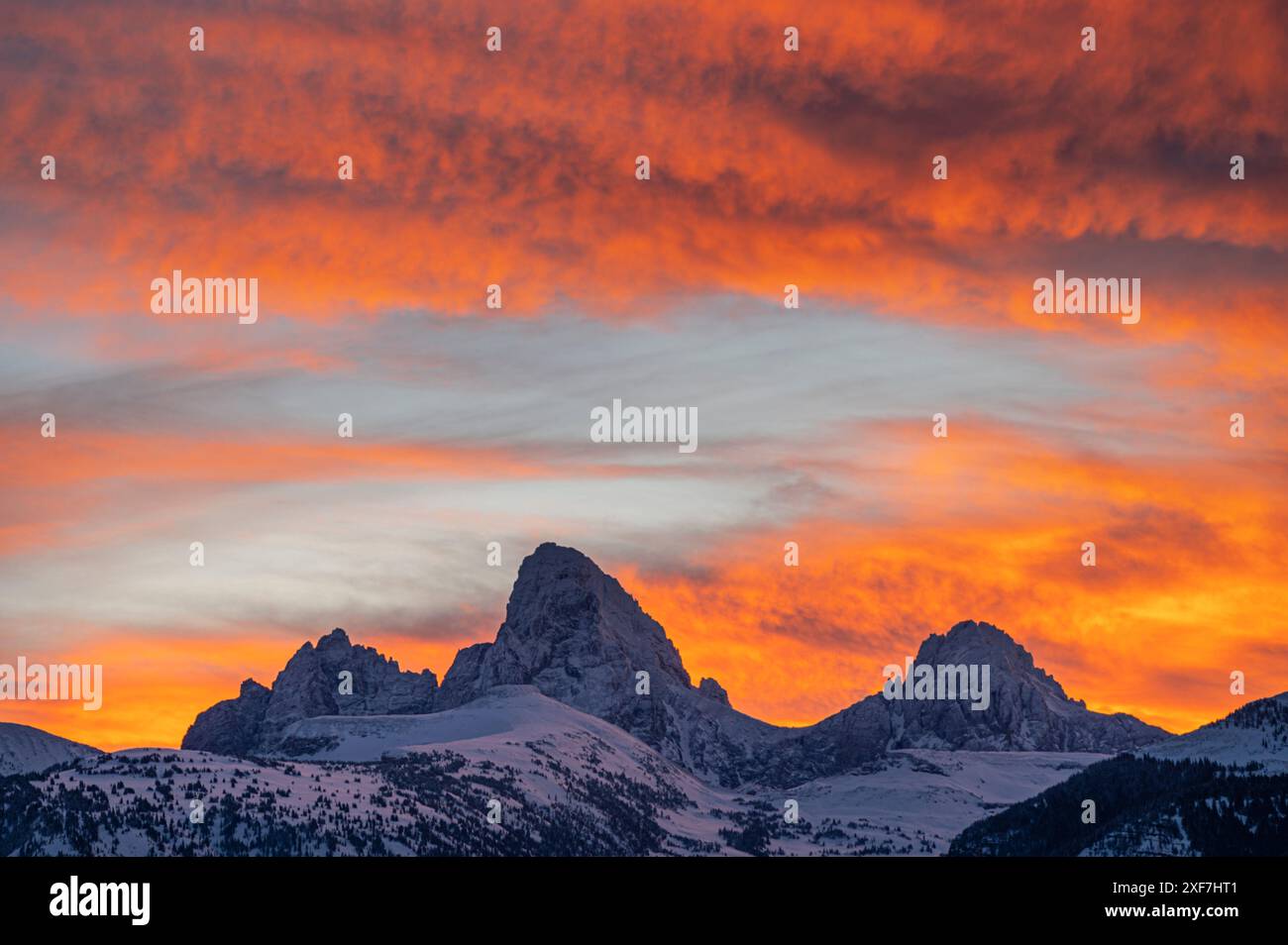 USA, Wyoming. Mount Owen, Grand und Middle Teton von Westen bei Sonnenaufgang. Stockfoto