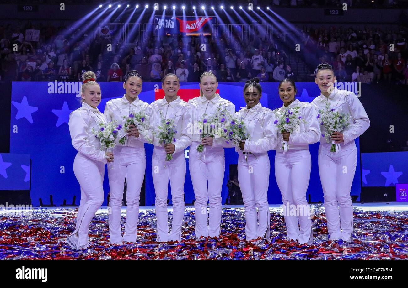 30. Juni 2024: Die Mitglieder des U.S. Olympic Women's Gymnastis Teams 2024 und die Reisenden wechseln sich nach dem Gymnastik U.S. Olympic Trials Women's Day 2 2024 im Target Center in Minneapolis, MN. Kyle Okita/CSM Stockfoto