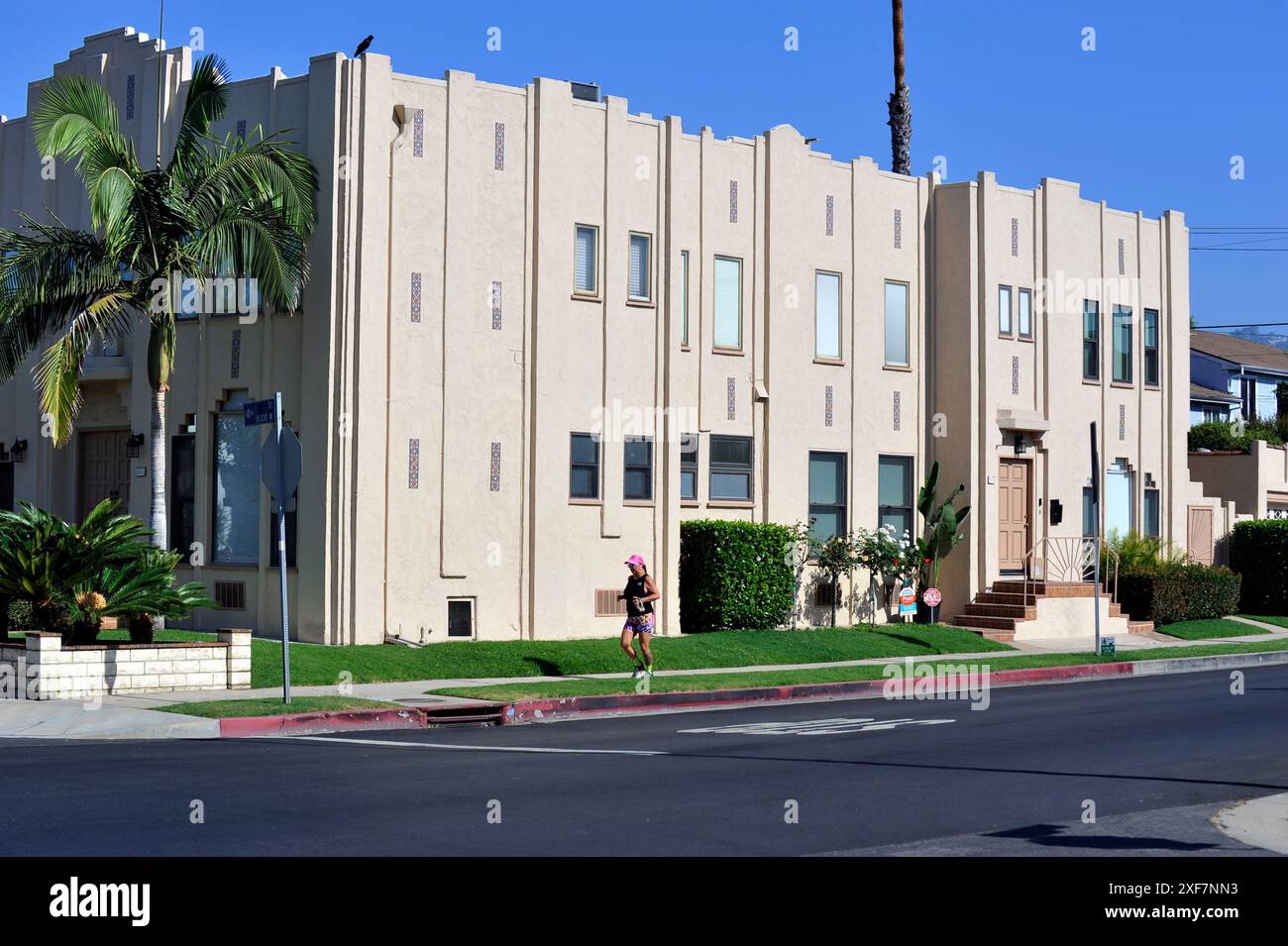 Frau, Joggen, Art Deco, Gebäude, Architektur, Apartment, Los Angeles, Kalifornien, USA Stockfoto