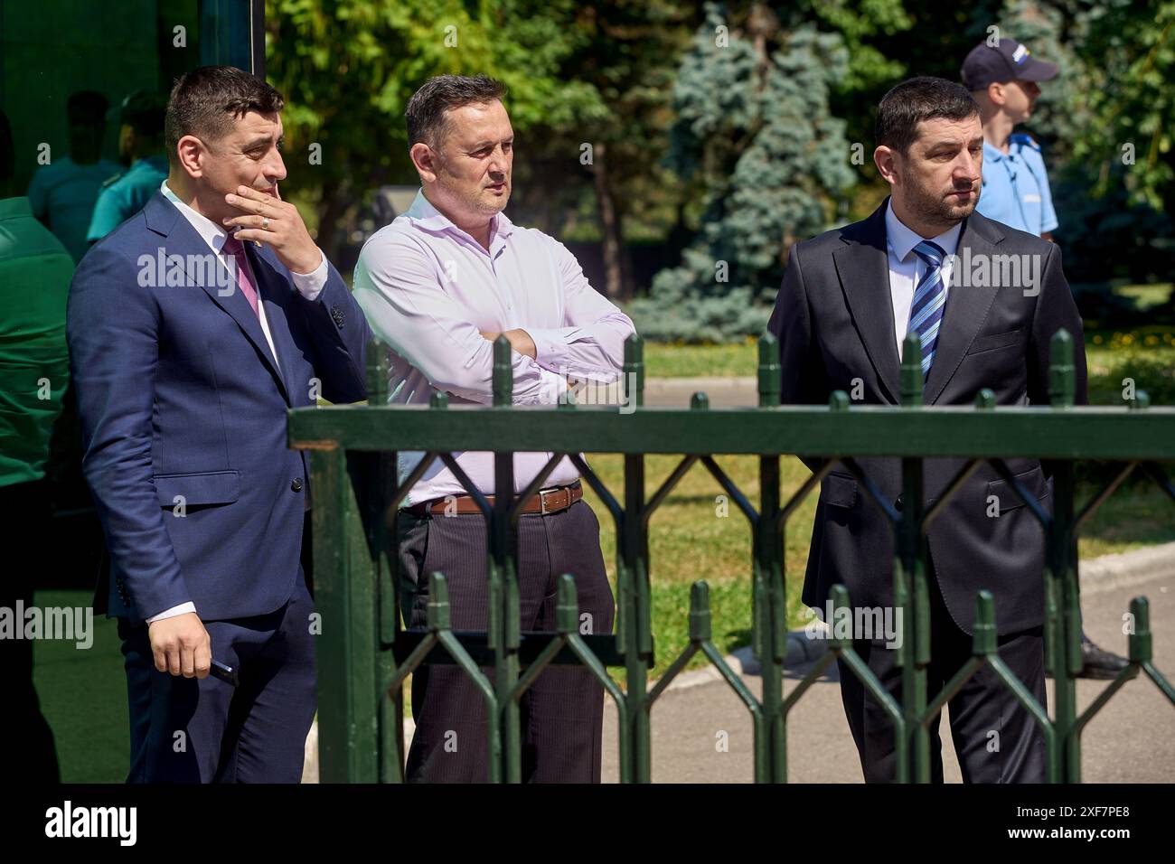 Bukarest, Rumänien. Juli 2024: George Simion (L), Präsident der Allianz für die Union der Rumänen (AUR) und Kandidat für die Präsidentschaft Rumäniens, Gheorghe Piperea (C), MdEP, und Marius Dorin Lulea (R), erster Vizepräsident des AUR, kommen zu den Konsultationen über den Kalender der Präsidentschaftswahlen mit dem rumänischen Premierminister im Victoria-Palast, dem Hauptquartier der rumänischen Regierung, ein. Quelle: Lucian Alecu/Alamy Live News Stockfoto