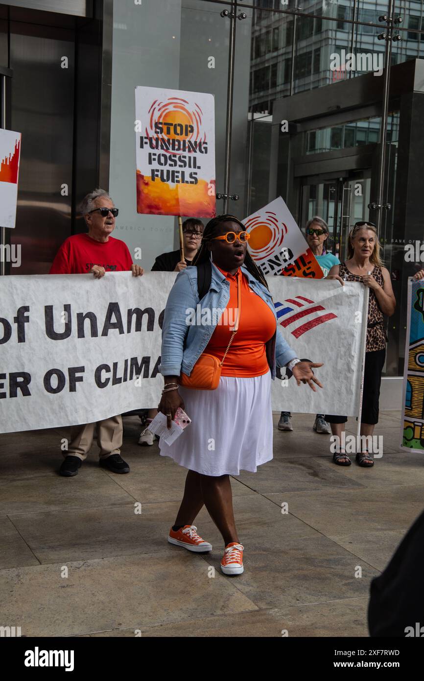 Eine Ansicht von Umweltschützern, die in New York City gegen Investitionen der Großbanken in fossile Brennstoffe demonstrieren. Stockfoto