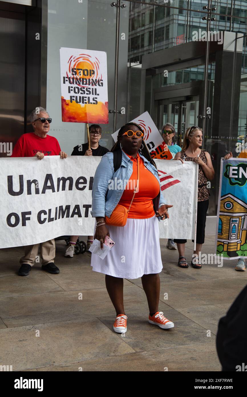 Eine Ansicht von Umweltschützern, die in New York City gegen Investitionen der Großbanken in fossile Brennstoffe demonstrieren. Stockfoto