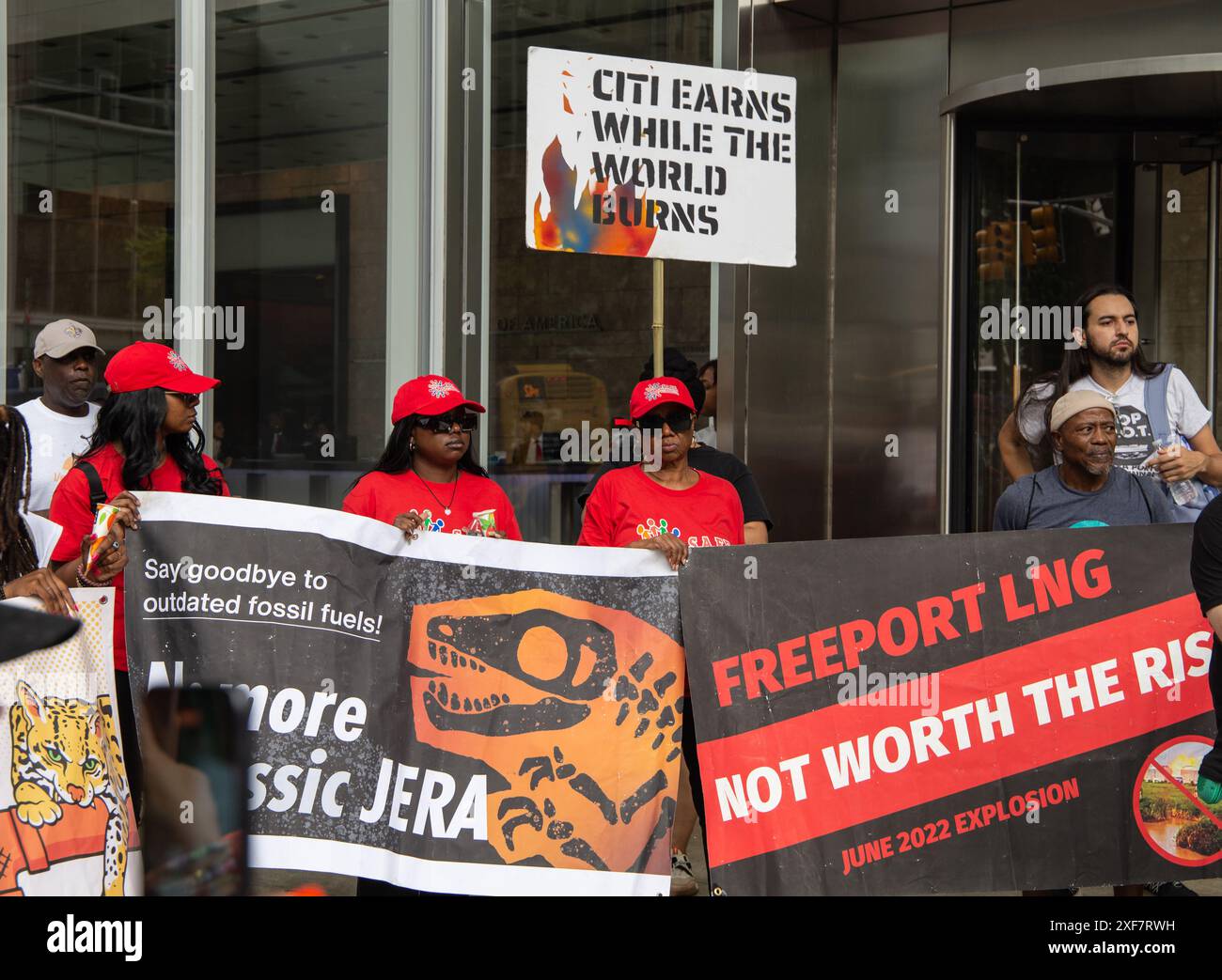 Eine Ansicht von Umweltschützern, die in New York City gegen Investitionen der Großbanken in fossile Brennstoffe demonstrieren. Stockfoto