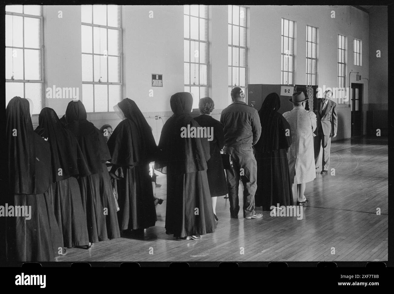 Eine Gruppe von Nonnen und anderen Personen steht an der Reihe, um bei den Präsidentschaftswahlen 1960 in Silver Spring, Maryland, 11. November, zu wählen. 1960. Foto: Warren K Leffler/US News and World Report Collection Stockfoto