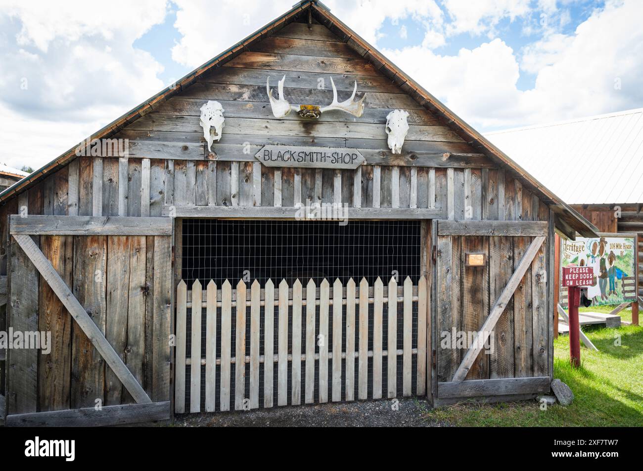 Alte Scheune aus Holzholz. Alte Gebäude und Blockhütten am 108 Mile House Heritage Site. 108 km House BC, Kanada. Stockfoto