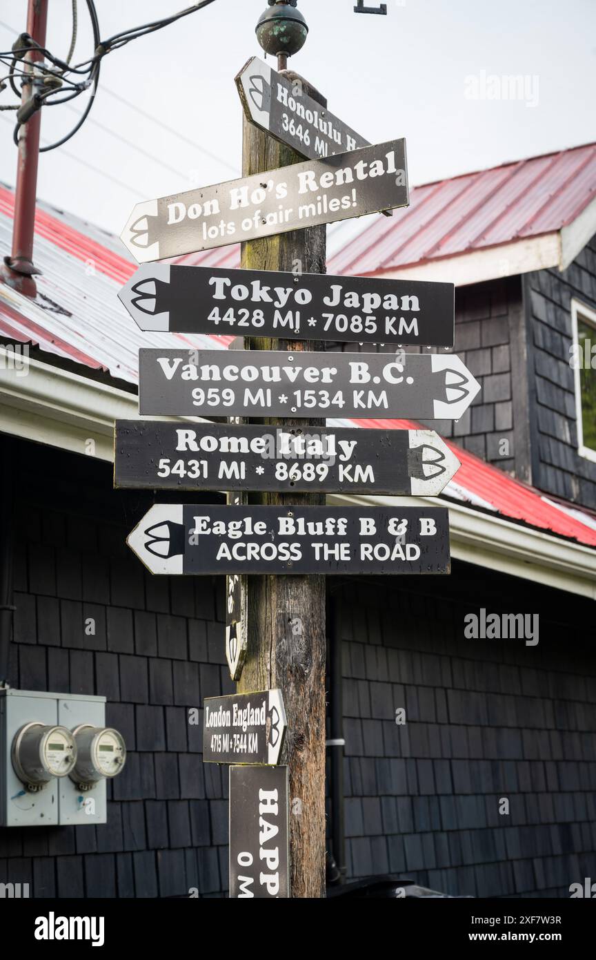 Ein Schild auf einem Gebäude im Cow Bay Viertel von Prince Rupert BC, Kanada. Stockfoto