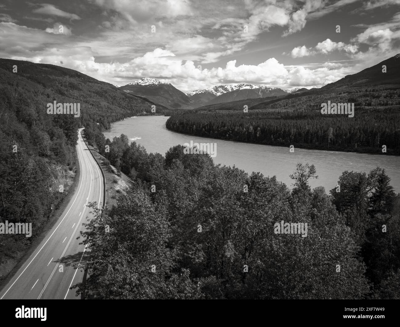 Der Skeena River zwischen Terrace und Prince Rupert BC, Kanada. Schwarzweißbild. Stockfoto