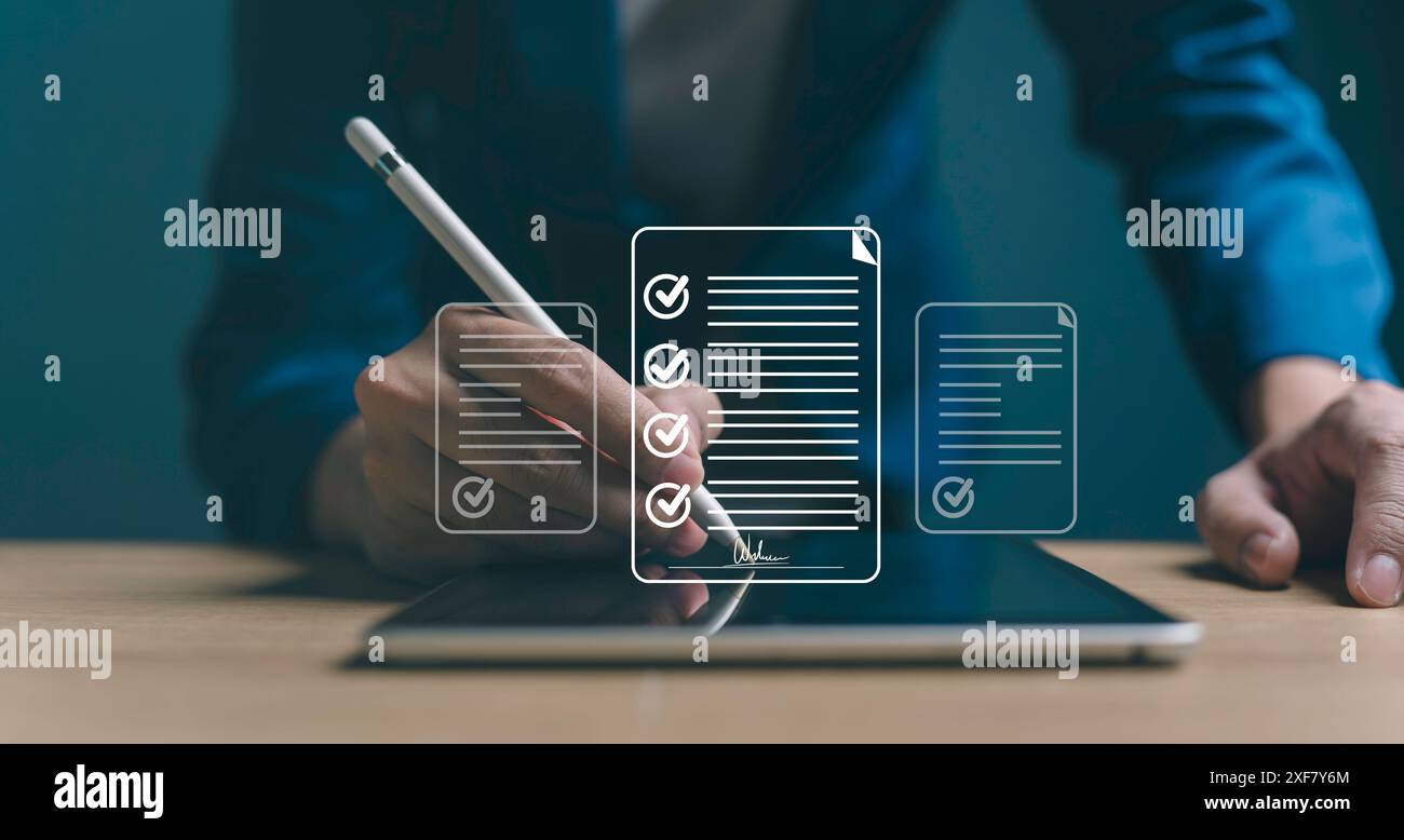 Geschäftsmann, der auf einem Tablet mit elektronischen Dokumentsymbolen arbeitet, E-Dokumentenverwaltung, Online-Dokumentationsdatenbank für digitale Ordner, papierloses Büro c Stockfoto