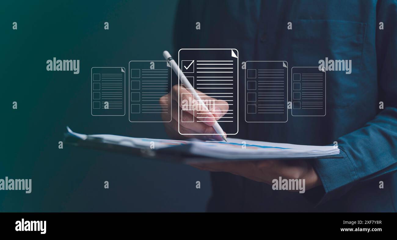 Geschäftsmann, der auf einem Tablet mit elektronischen Dokumentsymbolen arbeitet, E-Dokumentenverwaltung, Online-Dokumentationsdatenbank für digitale Ordner, papierloses Büro c Stockfoto