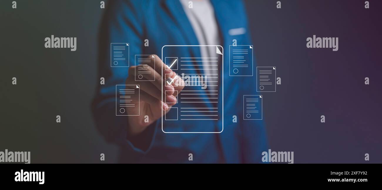 Geschäftsmann, der auf einem Tablet mit elektronischen Dokumentsymbolen arbeitet, E-Dokumentenverwaltung, Online-Dokumentationsdatenbank für digitale Ordner, papierloses Büro c Stockfoto