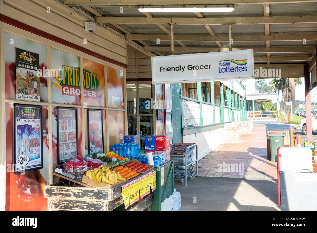 Friendly Grocer Local Supermarkt im Ortszentrum von Stroud, Stroud, ist eine kleine Firmenstadt im regionalen New South Wales mit Kolonialgeschichte Stockfoto