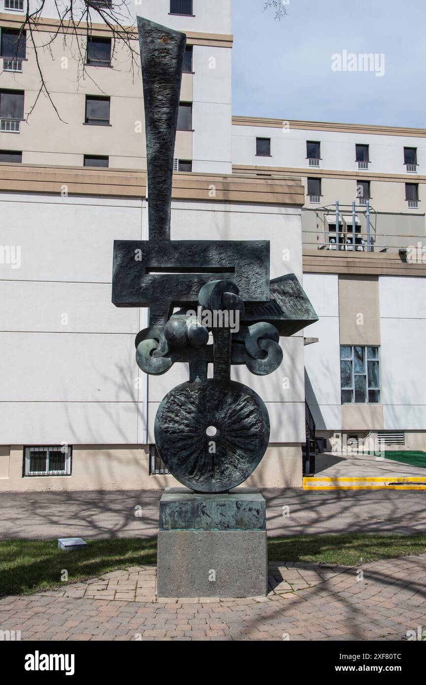 Abstrakte geometrische Bronzeskulptur am südlichen Flussufer im Zentrum von Fredericton, New Brunswick, Kanada Stockfoto