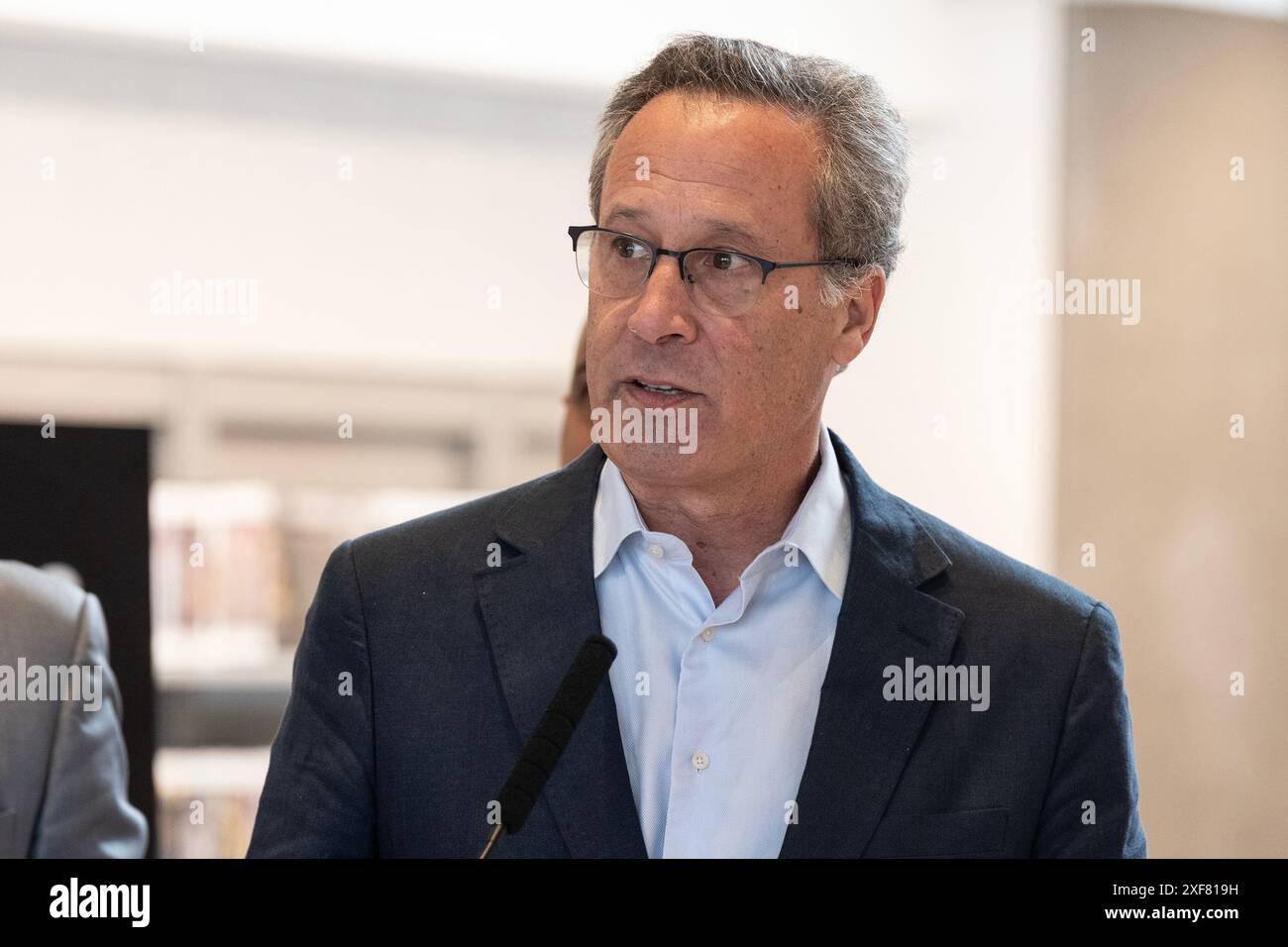 New York, USA. Juli 2024. Anthony Marx, Präsident der öffentlichen Bibliothek von New York, spricht während der Feier des Bürgermeisters über die vollständige Finanzierung öffentlicher Bibliotheken im Budget des Haushaltsjahres 25 in der Inwood Library in New York am 1. Juli 2024. (Foto: Lev Radin/SIPA USA) Credit: SIPA US/Alamy Live News Stockfoto