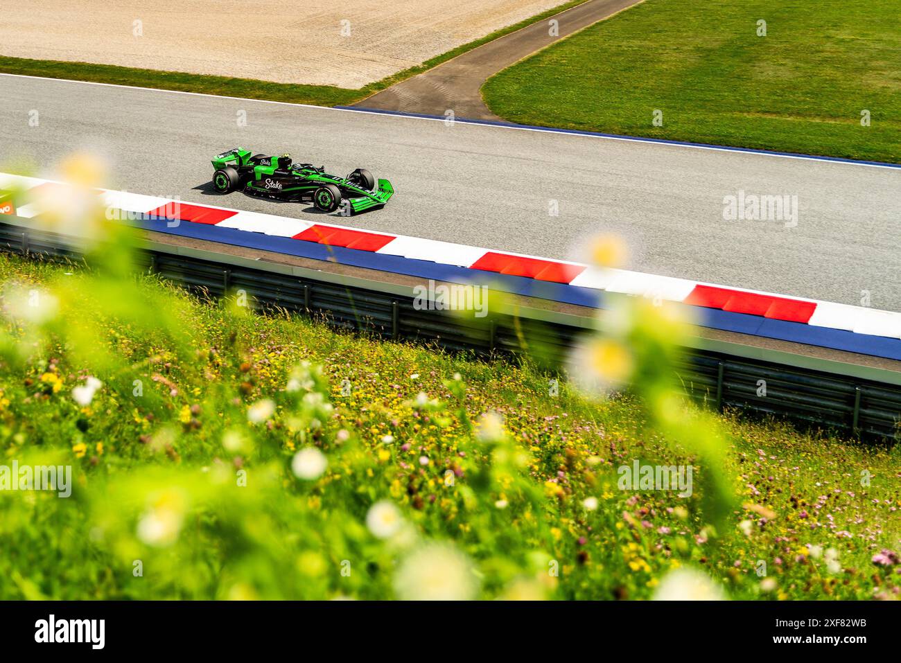 Spielberg, Österreich. 30. Juni 2024. Zhou Guanyu, chinesischer Fahrer des Stake F1 Kick sauber Team, tritt beim Formel 1 Grand Prix von Österreich an. Quelle: SOPA Images Limited/Alamy Live News Stockfoto