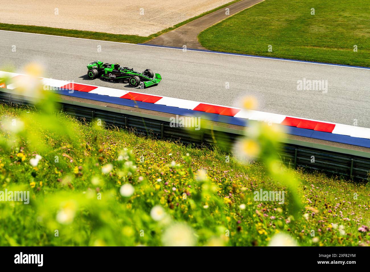 Spielberg, Österreich. 30. Juni 2024. Zhou Guanyu, chinesischer Fahrer des Stake F1 Kick sauber Team, tritt beim Formel 1 Grand Prix von Österreich an. (Foto: Luca Martini/SOPA Images/SIPA USA) Credit: SIPA USA/Alamy Live News Stockfoto
