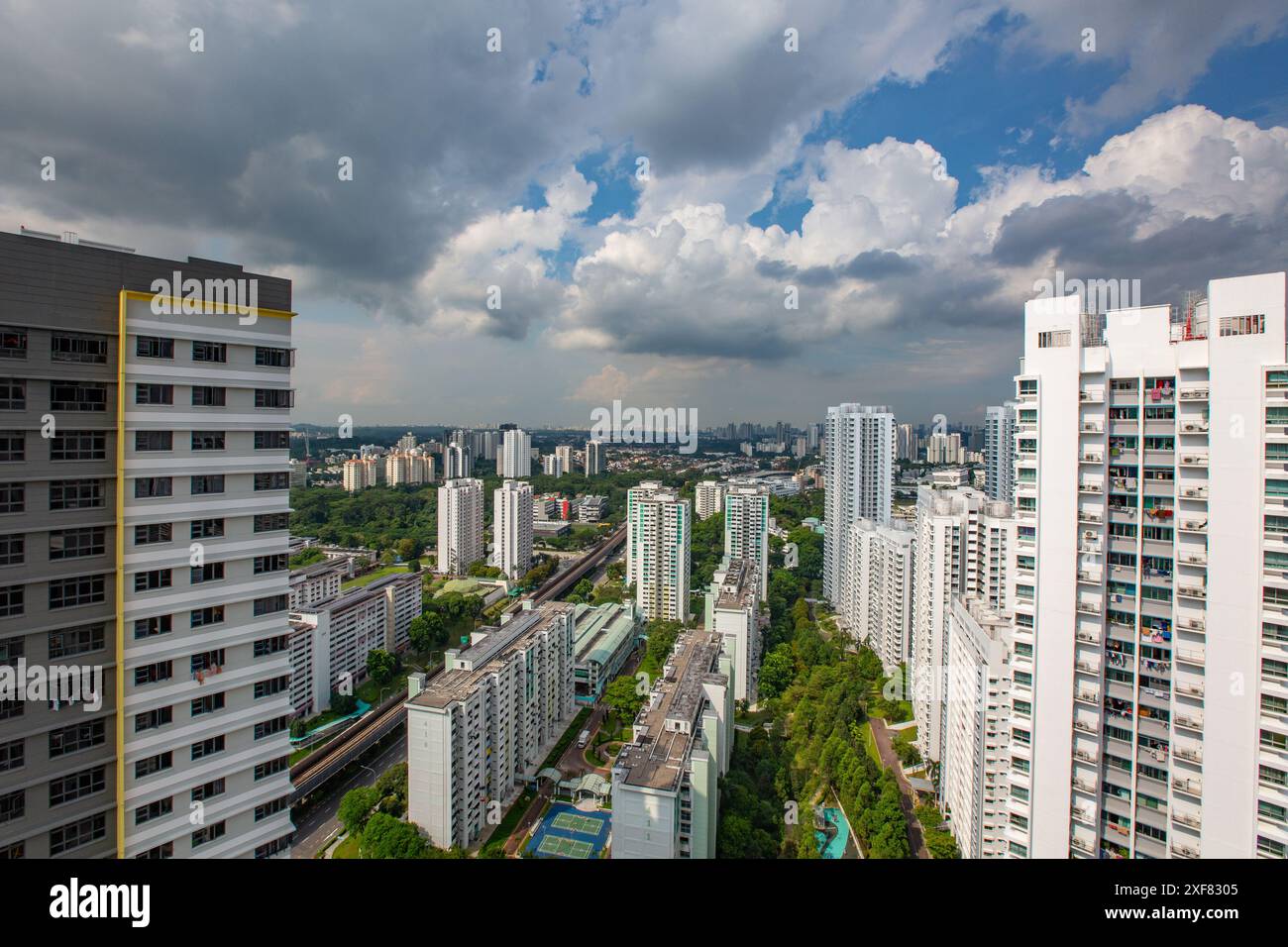 Juli 2024. Skyline von Singapur, fotografiert in Richtung des südlichen Teils der Insel von Clementi Town Area. Die Stratocumulus-Wolke bildete sich am Himmel. Stockfoto