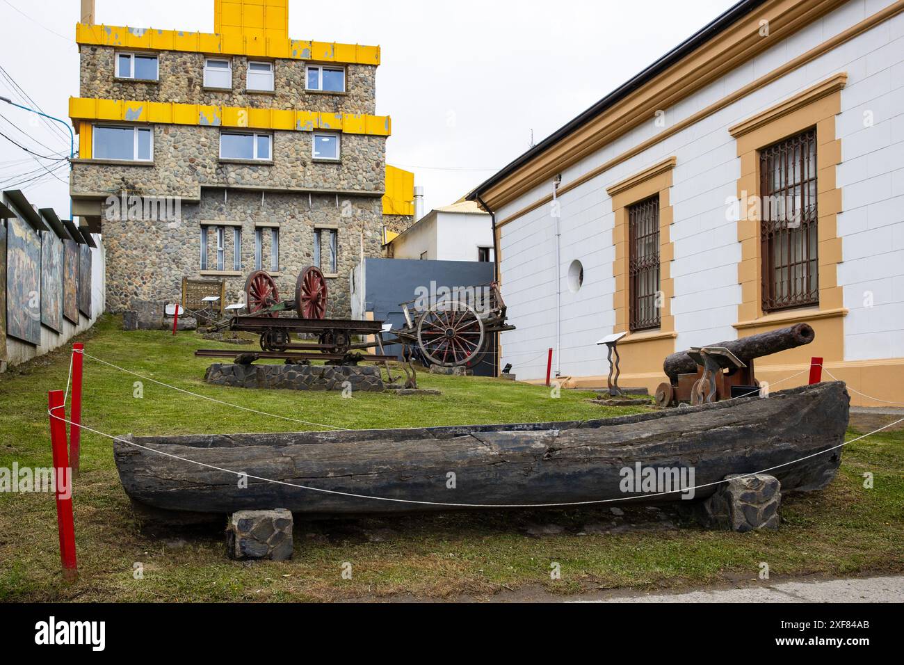 Das Gelände des Museo del Fin del Mundo - Museum für lokale Geschichte in Ushuaia, Argentinien am Mittwoch, 15. November 2023. Foto: David Rowland Stockfoto