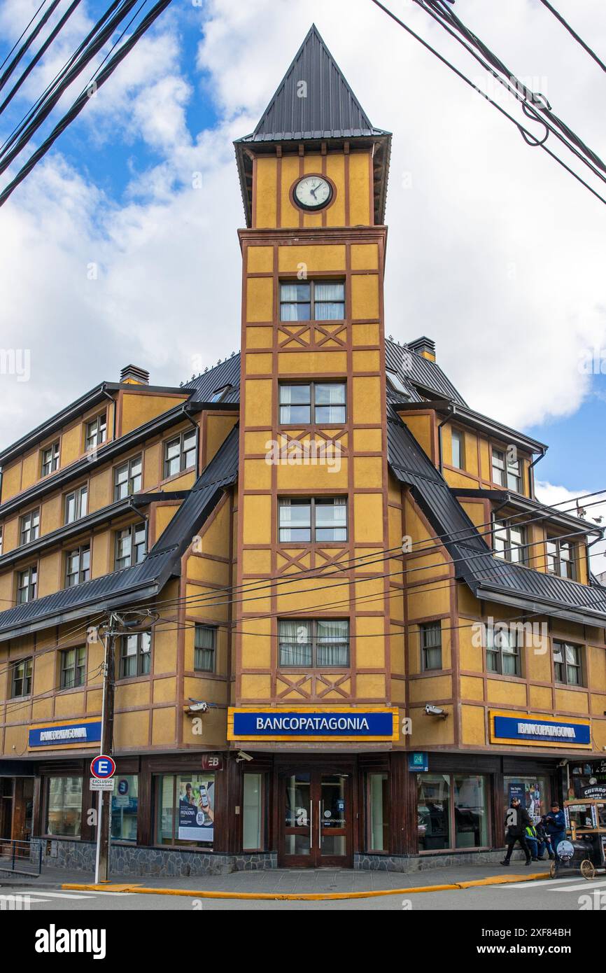 Ein Uhrenturm auf der Hauptstraße von Ushuaia, Argentinien am Mittwoch, 15. November 2023. Foto: David Rowland / One-Image.com Stockfoto