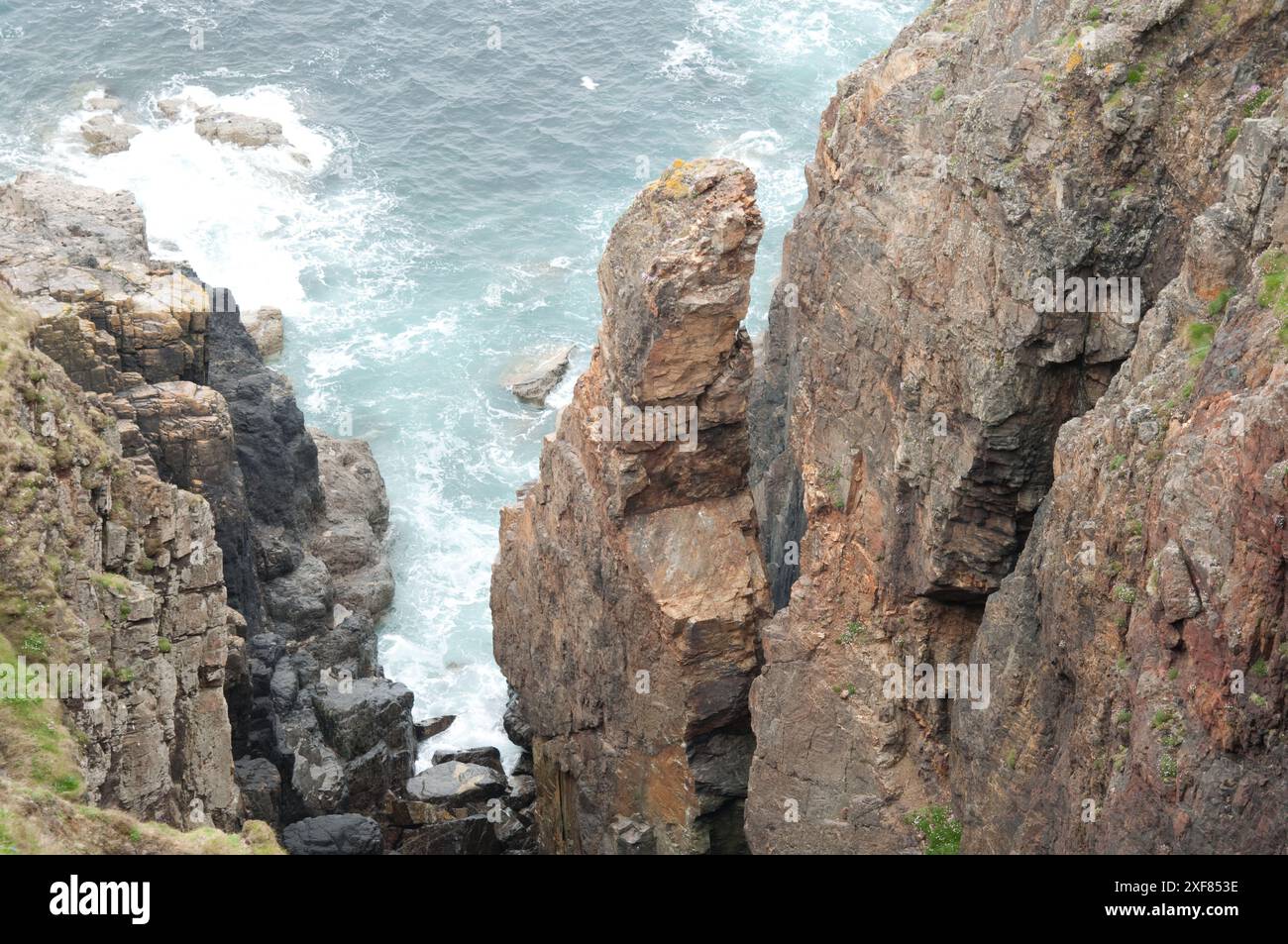 Küste in der Nähe der Levant Mine, Levant, Cornwall, Großbritannien - Zinn- und Kupferbergbau waren in der kornischen Wirtschaft sehr wichtig. Stockfoto