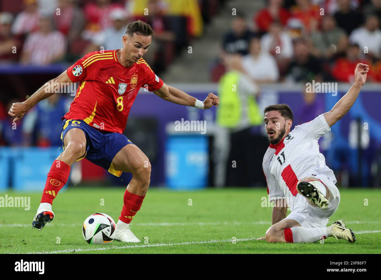 Köln, Deutschland. 30. Juni 2024. Fabian Ruiz aus Spanien (L) und Otar Kiteishvili aus Georgien (R) im Spiel der UEFA EURO 2024 zwischen Spanien und Georgien im RheinEnergieStadion. Endpunktzahl: Spanien 4:1 Georgien. Quelle: SOPA Images Limited/Alamy Live News Stockfoto