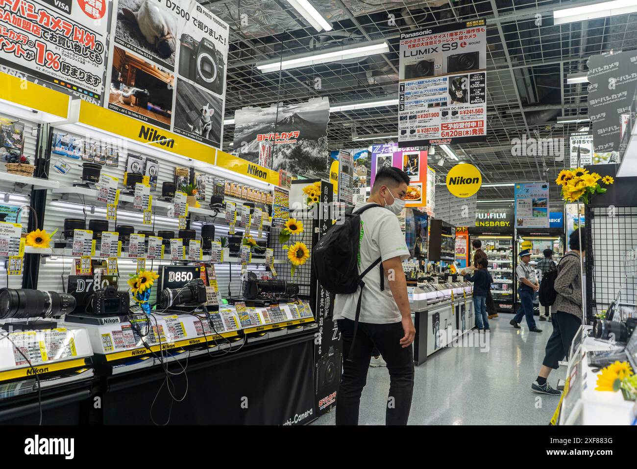 Osaka, Japan Kunden im Kaufhaus Bic Camera, Electronics Stockfoto