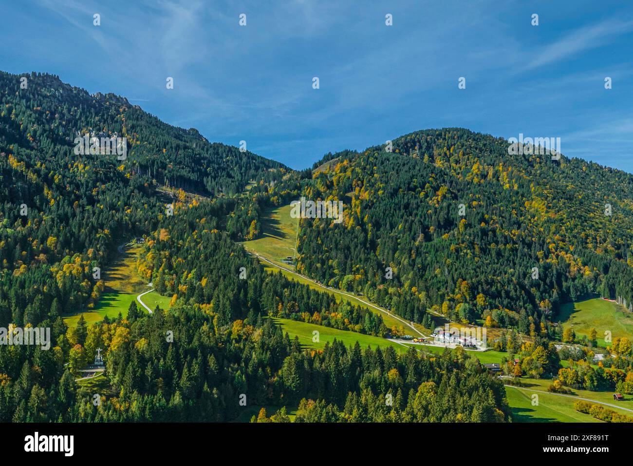 Herbstlicher Ausblick auf die Region Oberammergau an einem sonnigen Oktobertag der Passionsspielort Oberammergau im Naturpark Ammergauer Alpen Oberamm Stockfoto