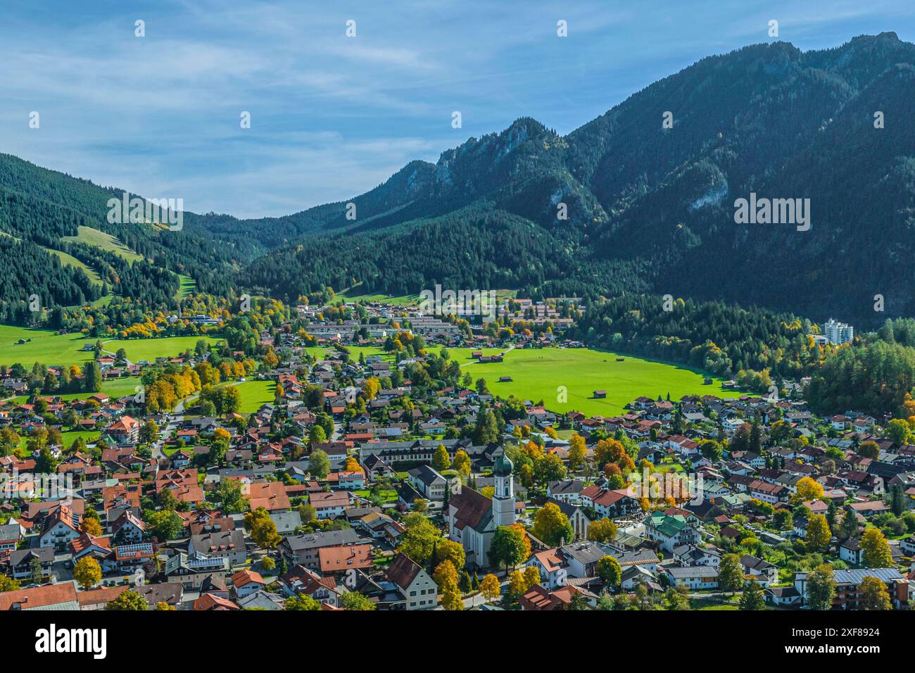 Herbstlicher Ausblick auf die Region Oberammergau an einem sonnigen Oktobertag der Passionsspielort Oberammergau im Naturpark Ammergauer Alpen Oberamm Stockfoto