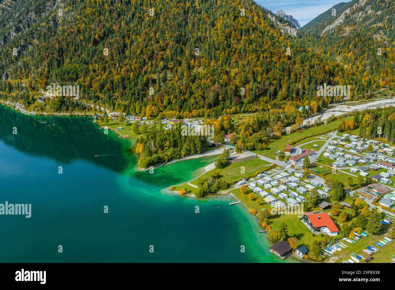 Ausblick auf den herrlich in den Tiroler Alpen gelegen Plansee im Naturpark Reutte der östliche Teil des Plansees in Tirol aus der Luft Reutte Planse Stockfoto