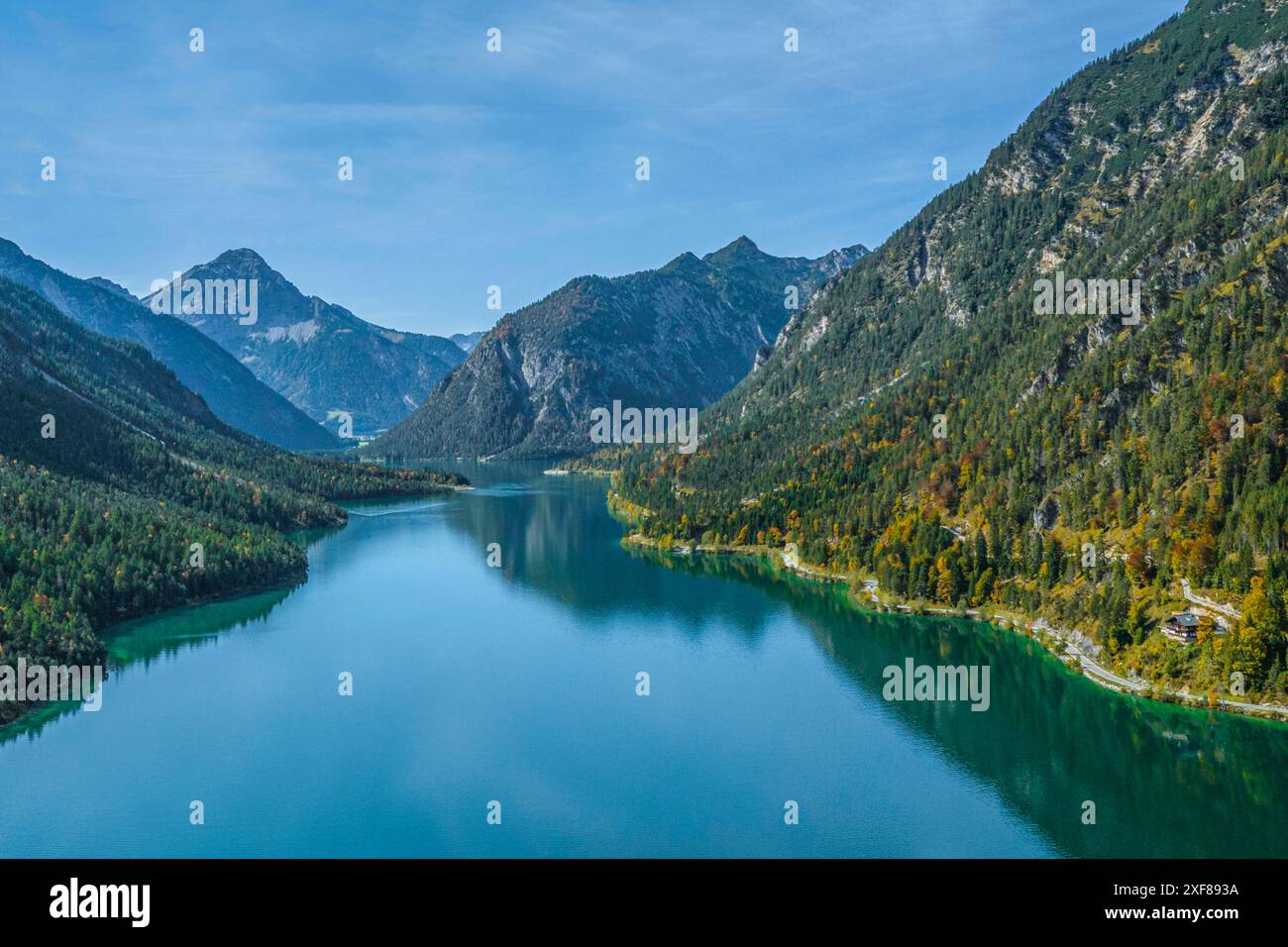Ausblick auf den herrlich in den Tiroler Alpen gelegen Plansee im Naturpark Reutte der östliche Teil des Plansees in Tirol aus der Luft Reutte Planse Stockfoto