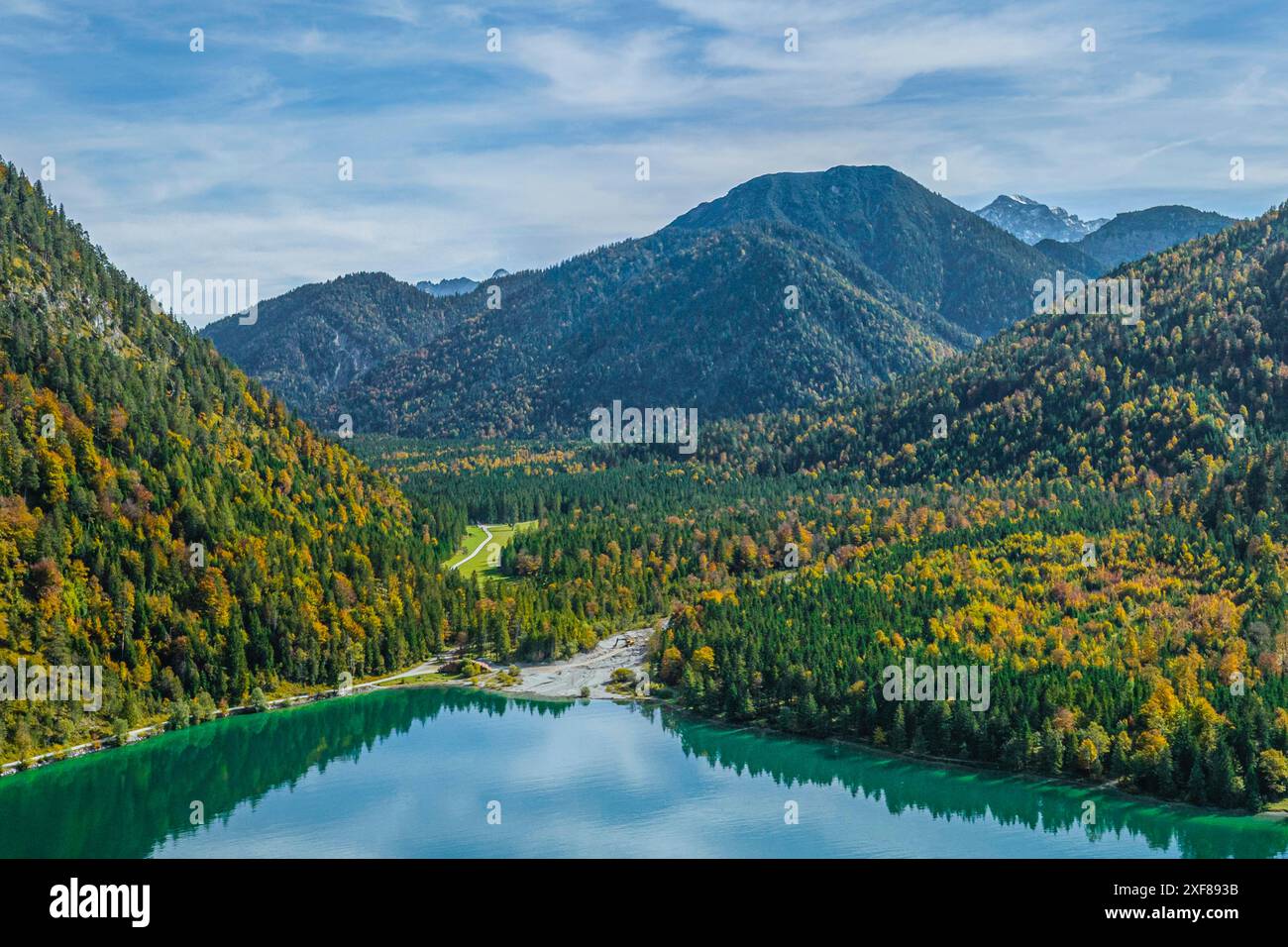 Ausblick auf den herrlich in den Tiroler Alpen gelegen Plansee im Naturpark Reutte der östliche Teil des Plansees in Tirol aus der Luft Reutte Planse Stockfoto