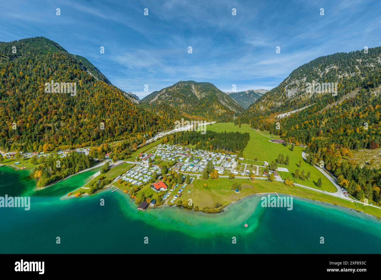 Ausblick auf den herrlich in den Tiroler Alpen gelegen Plansee im Naturpark Reutte der östliche Teil des Plansees in Tirol aus der Luft Reutte Planse Stockfoto