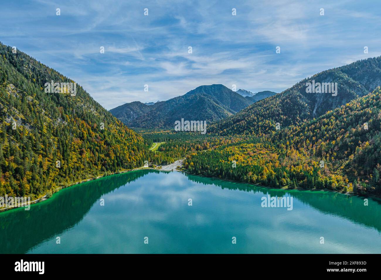 Ausblick auf den herrlich in den Tiroler Alpen gelegen Plansee im Naturpark Reutte der östliche Teil des Plansees in Tirol aus der Luft Reutte Planse Stockfoto