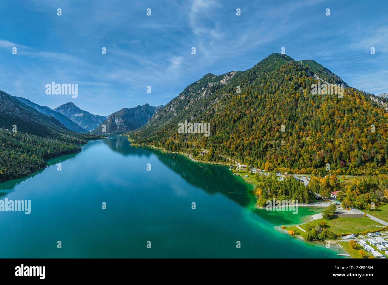 Ausblick auf den herrlich in den Tiroler Alpen gelegen Plansee im Naturpark Reutte der östliche Teil des Plansees in Tirol aus der Luft Reutte Planse Stockfoto